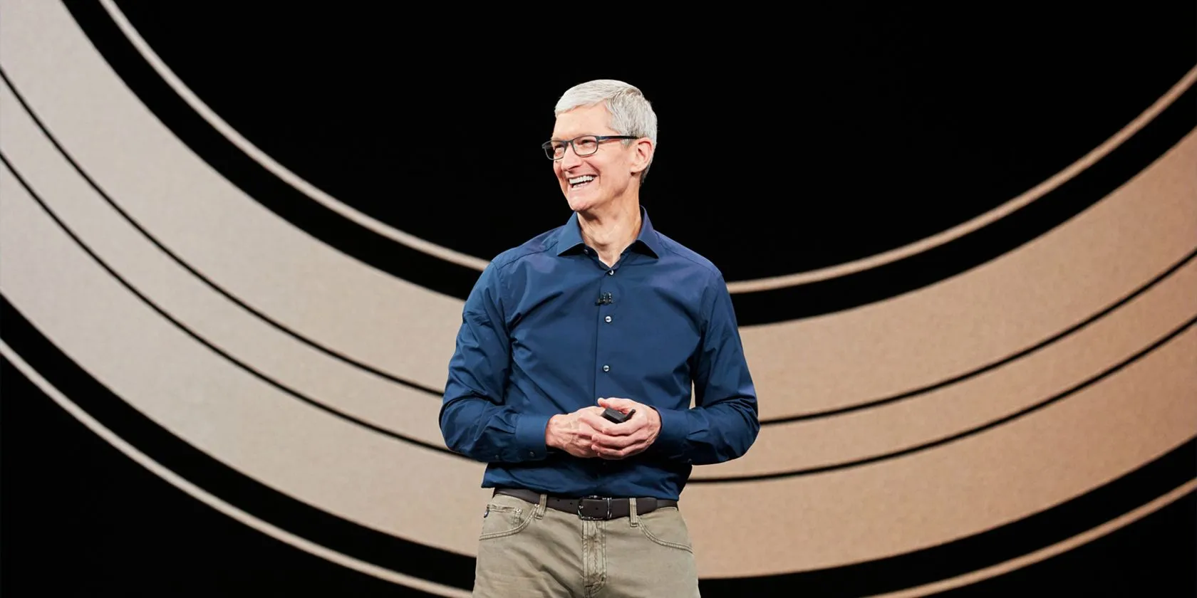 CEO Apple Tim Cook trình bày chiến lược kinh doanh tại một sự kiện ra mắt sản phẩm.