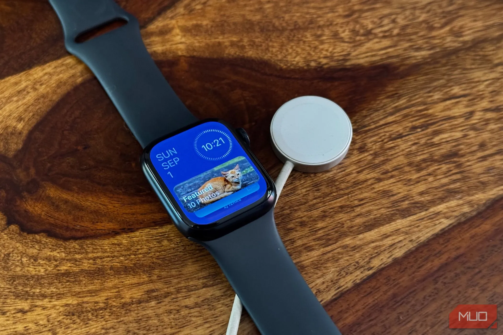 Chế độ xem Widget của Apple Watch với đế sạc