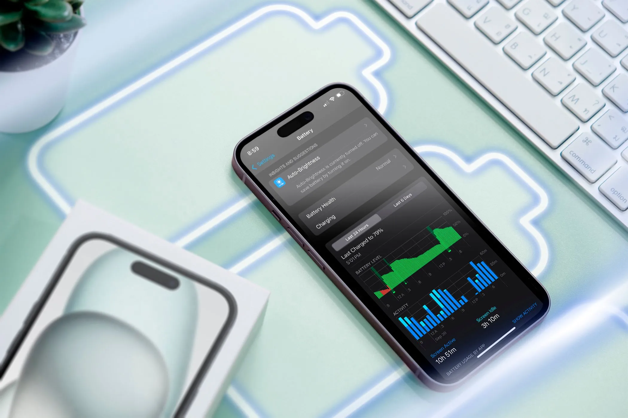 Chiếc iPhone đặt trên mặt bàn hiển thị mức sử dụng pin và các biểu tượng dung lượng, thể hiện tầm quan trọng của việc quản lý pin hiệu quả cho thiết bị di động