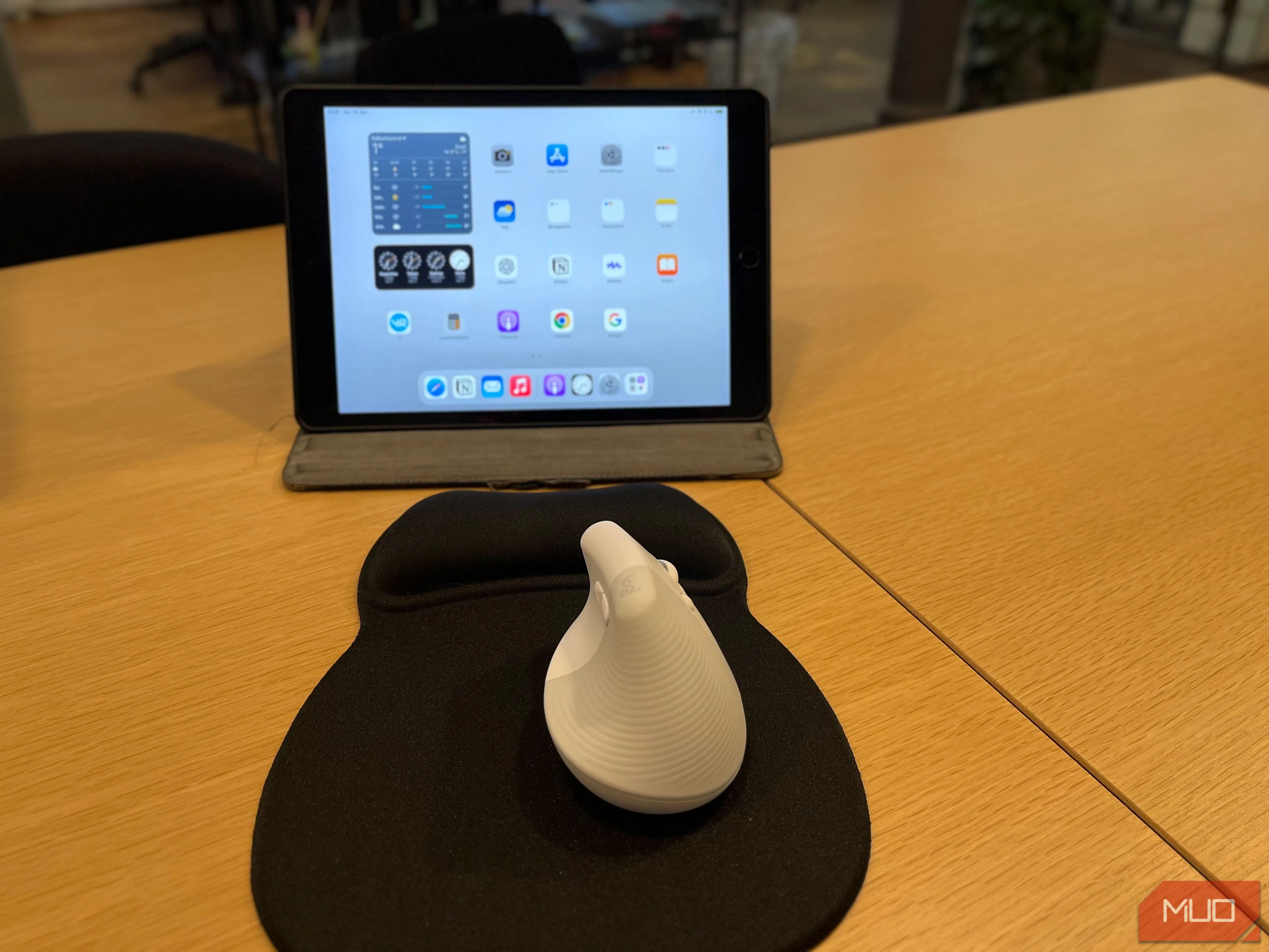 Chuột không dây kết nối với iPad, minh họa khả năng tương thích đa thiết bị và tăng cường hiệu suất làm việc di động.