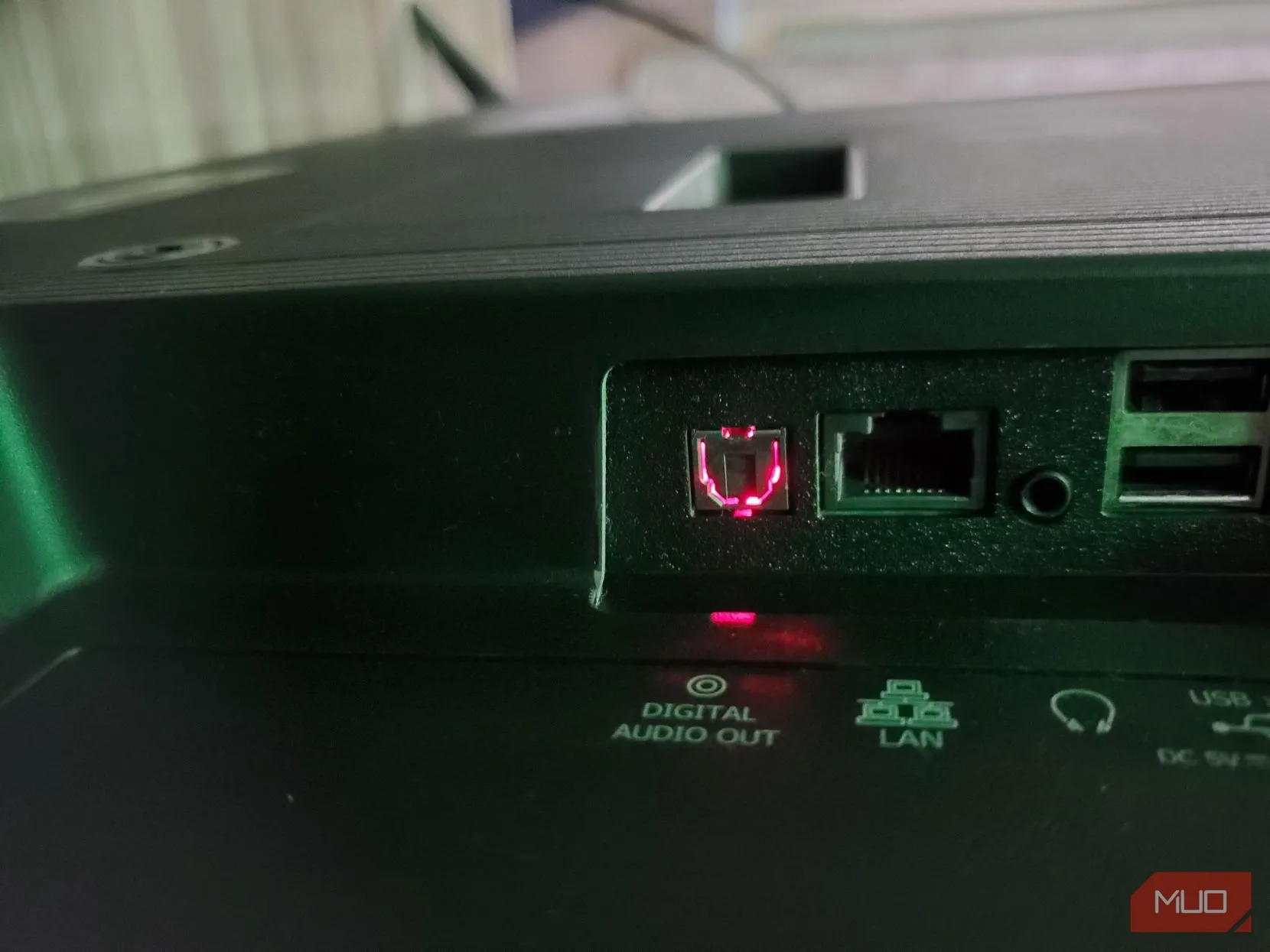 Cổng âm thanh quang học (TOSLINK) trên TV thông minh Hisense.