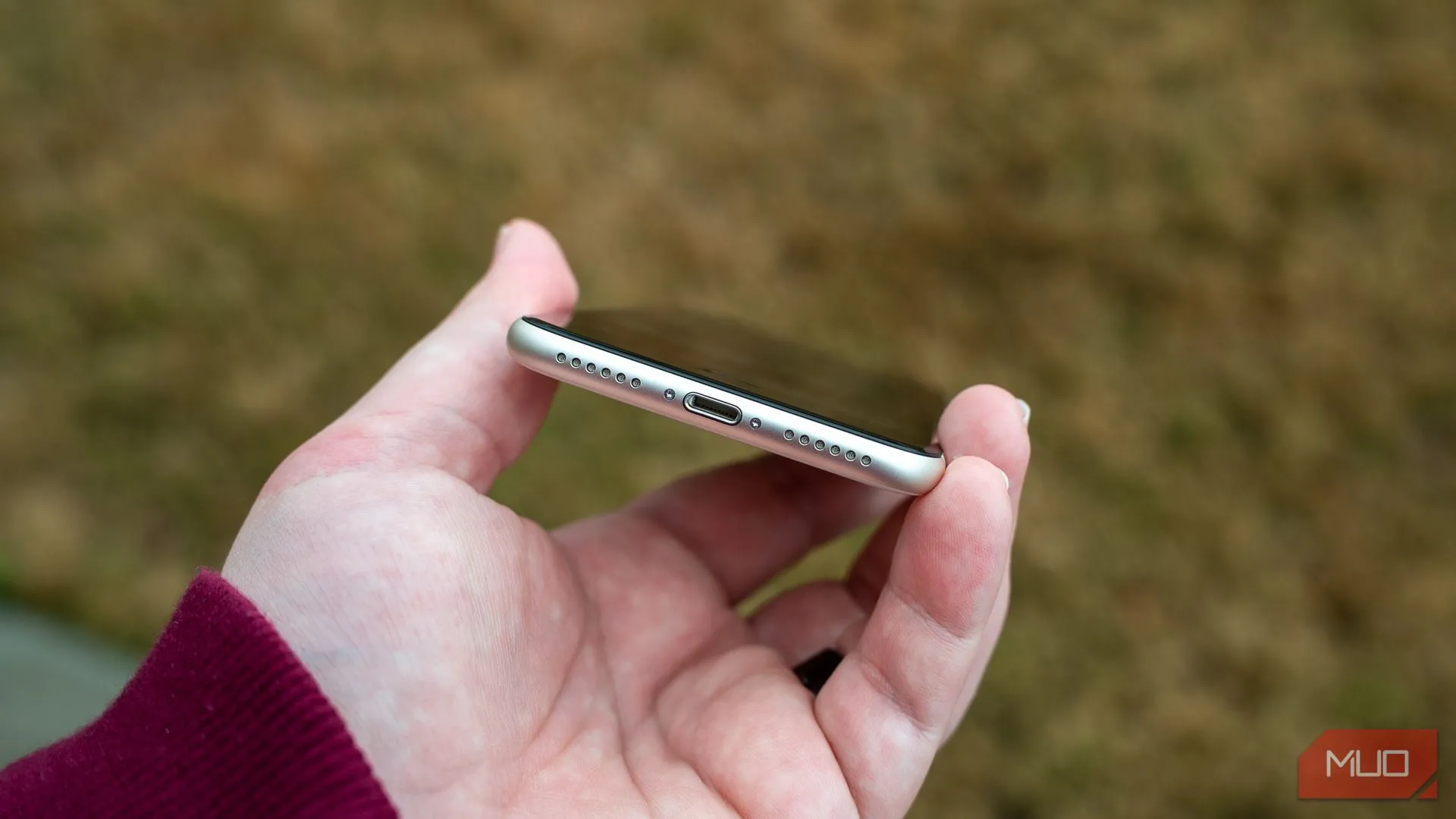 Cổng Lightning và cạnh viền của iPhone SE 2022, nhấn mạnh sự cần thiết chuyển đổi sang USB-C và tích hợp MagSafe trên iPhone SE 2025.
