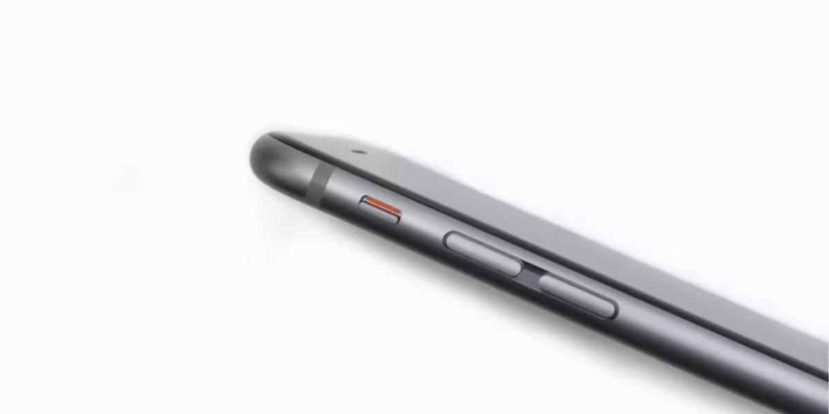 Công tắc gạt chế độ im lặng và các nút âm lượng trên iPhone.
