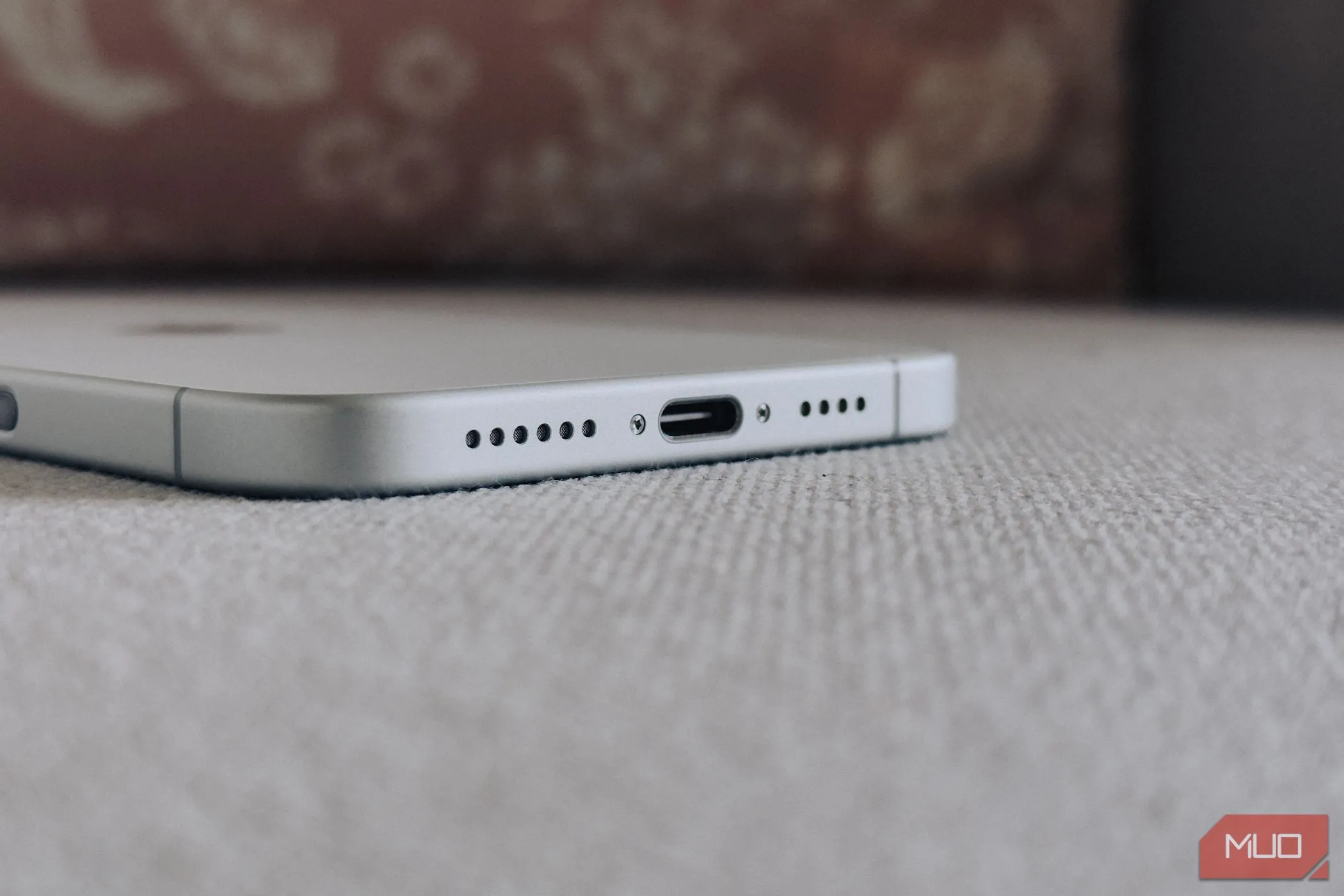 Cổng USB-C và vị trí loa dưới trên một chiếc iPhone đời mới