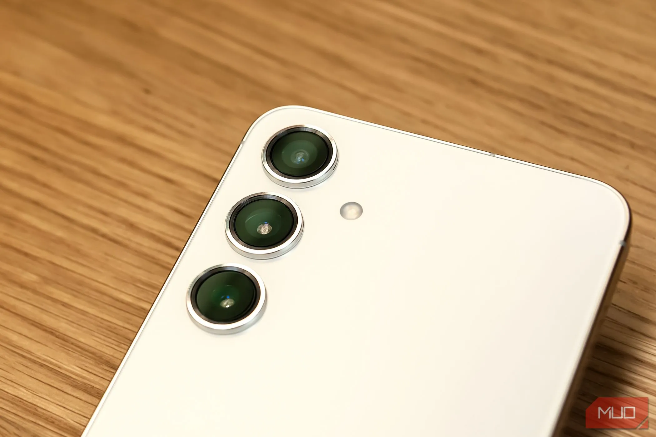 Cụm camera của điện thoại Samsung Galaxy S24 Plus, minh họa cho sự phát triển của nhiếp ảnh tính toán vượt qua giới hạn phần cứng trong smartphone.