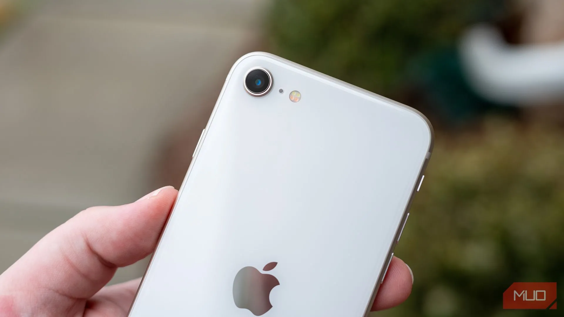 Cụm camera đơn phía sau của iPhone SE 2022, thể hiện sự cần thiết nâng cấp cảm biến 48MP cho hệ thống camera trên iPhone SE 2025.