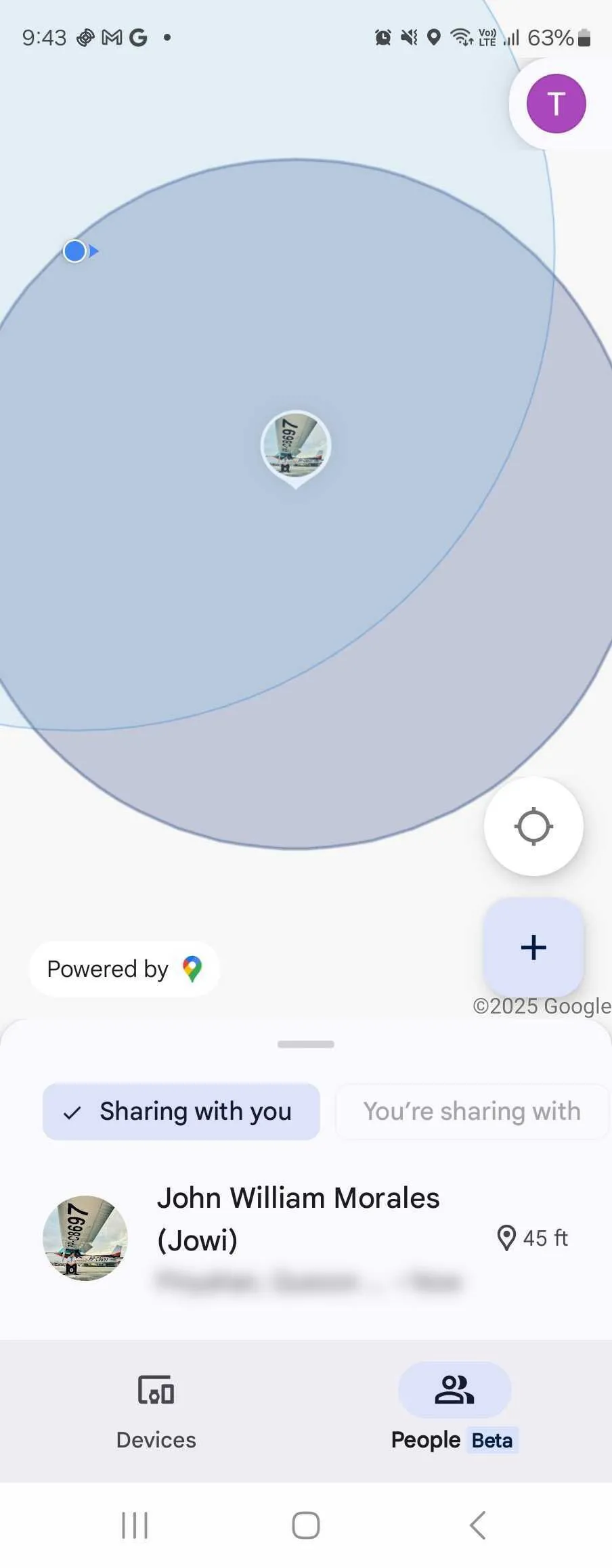 Danh sách những người đang chia sẻ vị trí của họ với bạn trên ứng dụng Google Tìm thiết bị của tôi, trong tab &quot;Mọi người (Beta)&quot;.