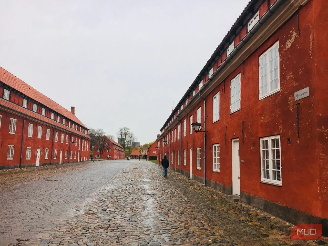 Dãy nhà lính màu đỏ nổi bật tại pháo đài Kastellet ở Copenhagen