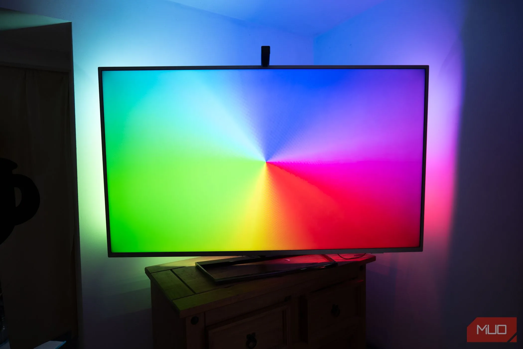 Đèn LED nền Govee TV Backlight 3 Lite hiển thị dải màu cầu vồng, cho thấy cách cổng USB TV có thể cấp nguồn cho phụ kiện chiếu sáng.