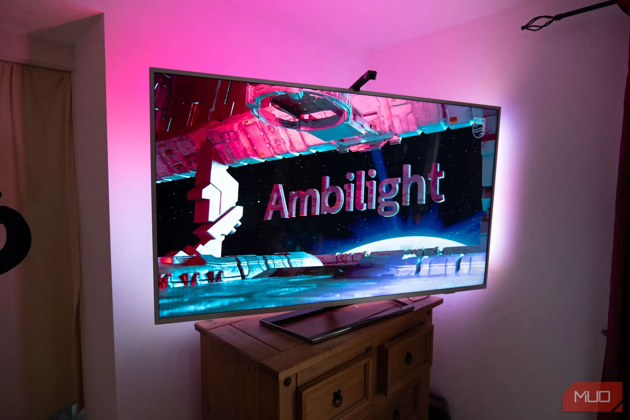 Đèn LED nền TV Govee TV Backlight 3 Lite hiển thị hiệu ứng ánh sáng màu xanh và đỏ, tạo không khí xung quanh màn hình TV