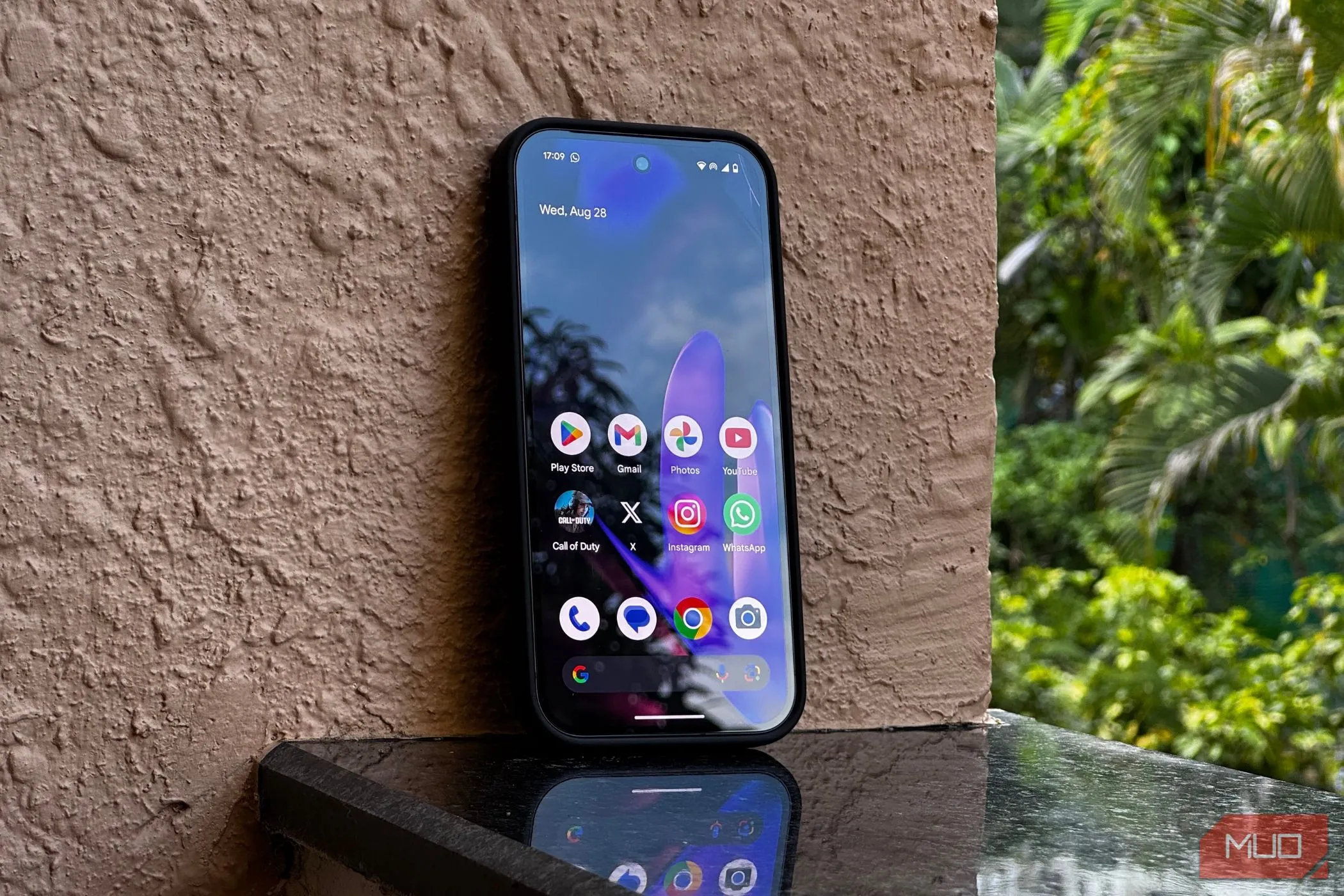 Điện thoại Android hiển thị logo Epic Games, minh họa một thiết bị Android đang thu thập dữ liệu người dùng.