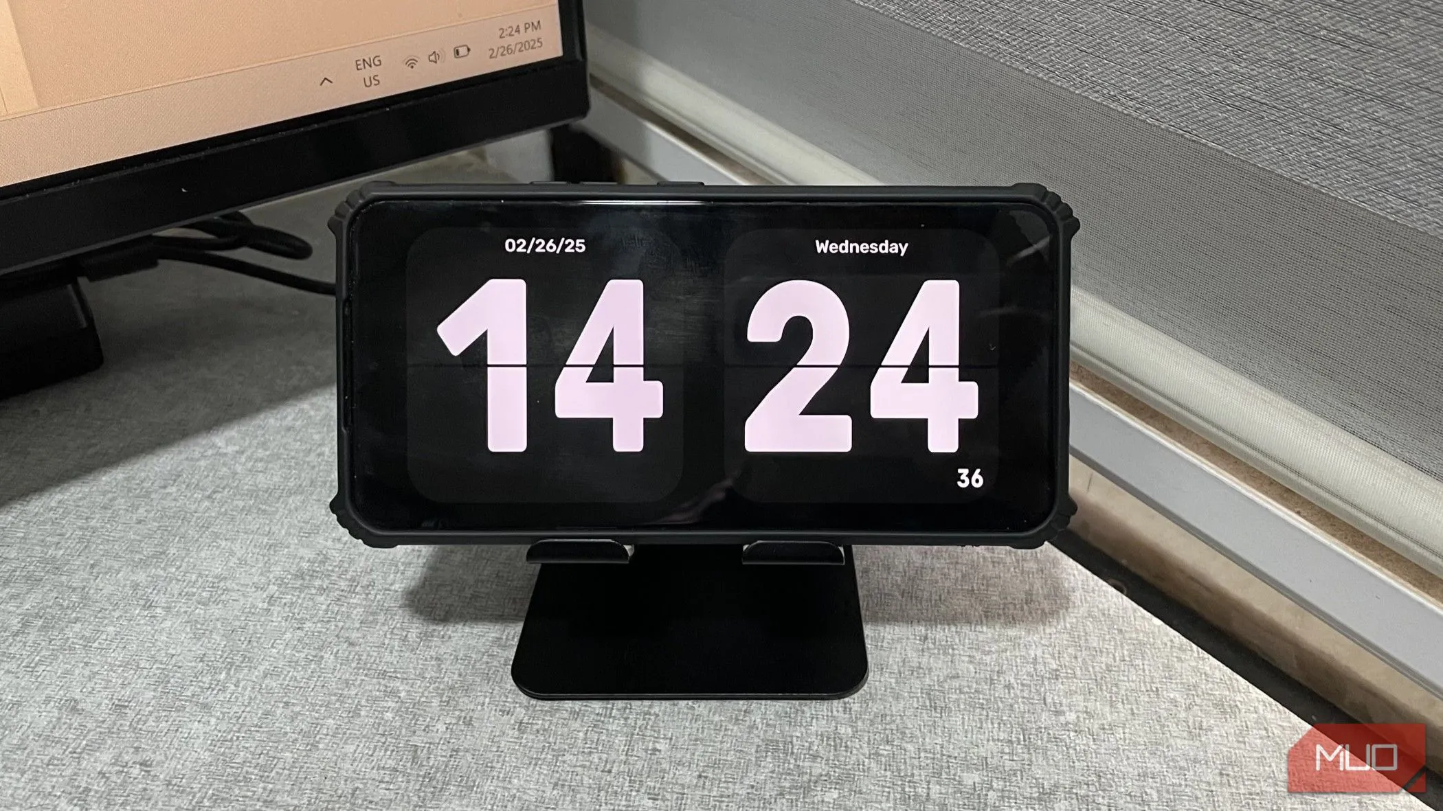 Điện thoại Android trên giá đỡ hiển thị đồng hồ Flip Clock