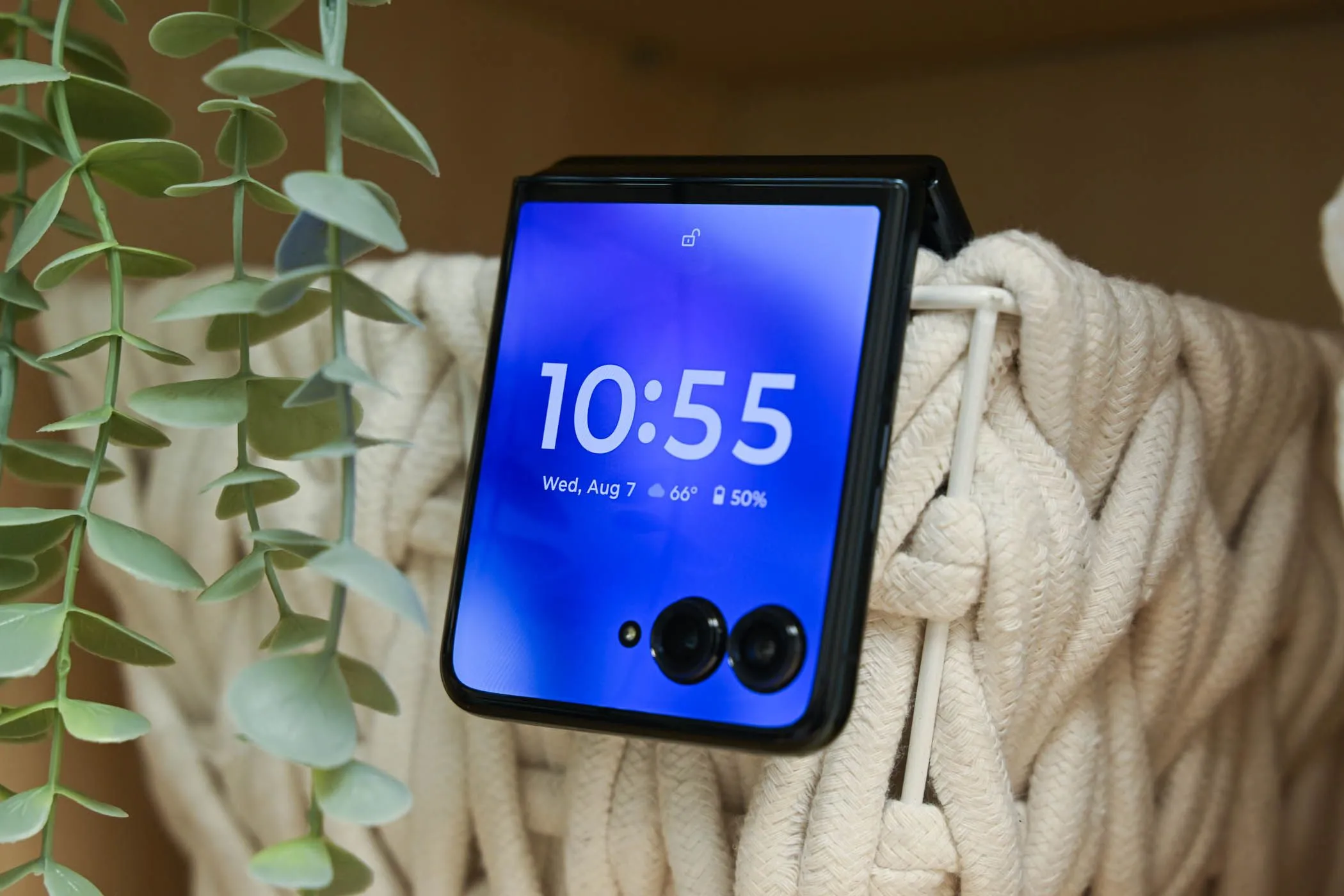 Điện thoại gập Motorola Razr+ gập lại với màn hình phụ đang bật, minh họa tính năng của màn hình ngoài