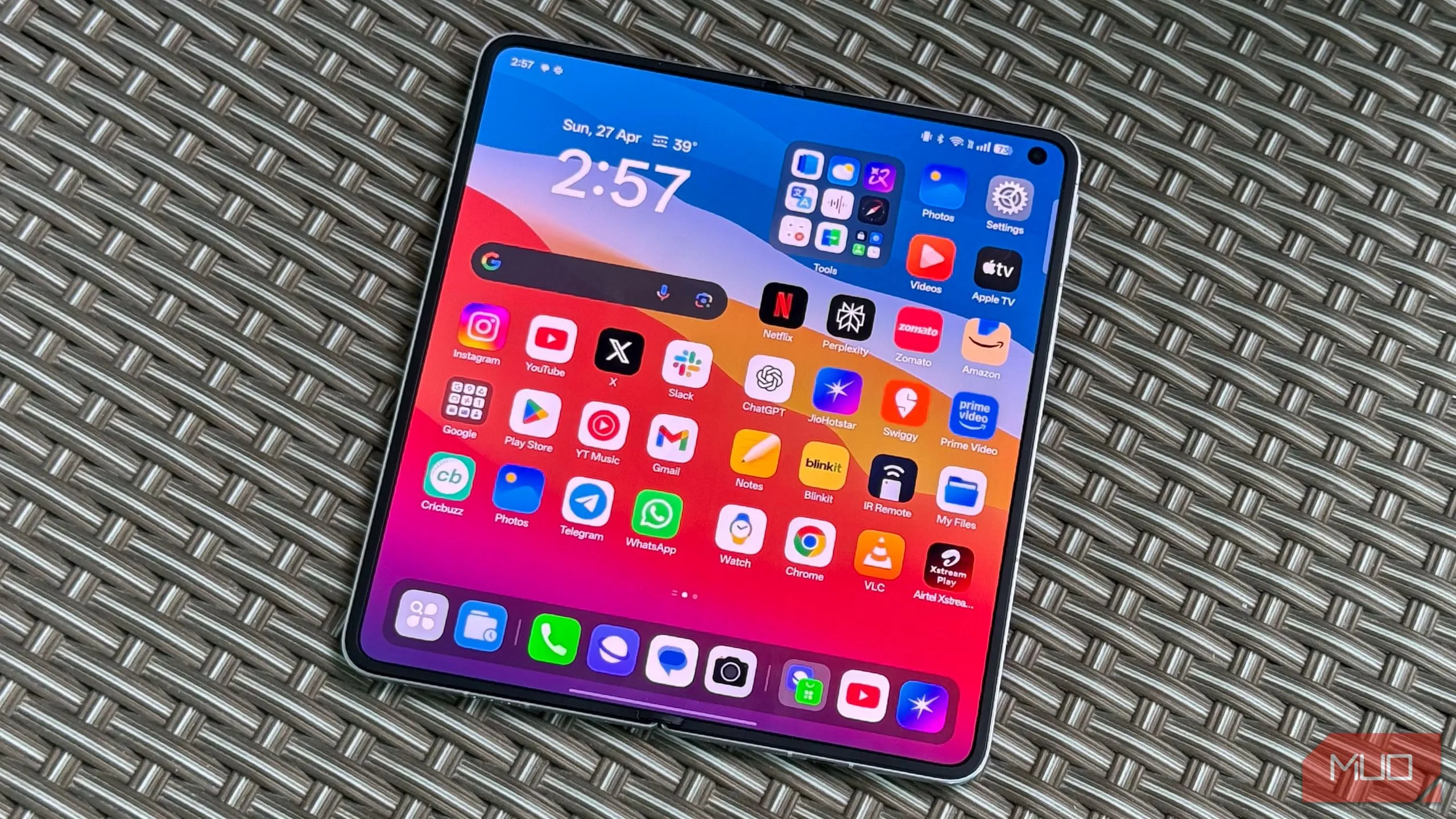 Điện thoại gập Oppo Find N5 với thiết kế mỏng gọn, mặt lưng tinh tế và cụm camera sau, cho thấy sự kết hợp hoàn hảo giữa thẩm mỹ và công nghệ.