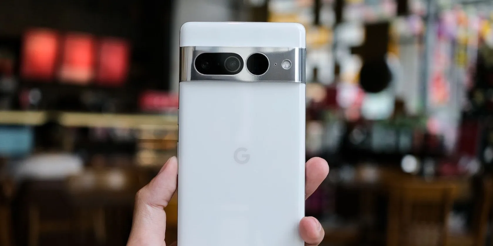 Điện thoại Google Pixel 7 Pro đang sạc không dây cho thiết bị khác