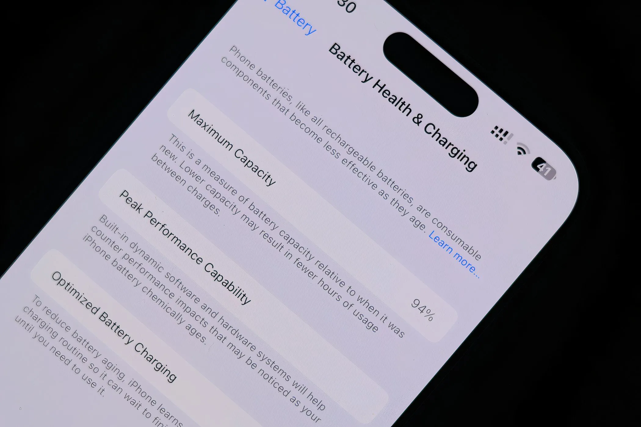 Điện thoại iPhone 14 Pro hiển thị menu Tình trạng pin trong iOS