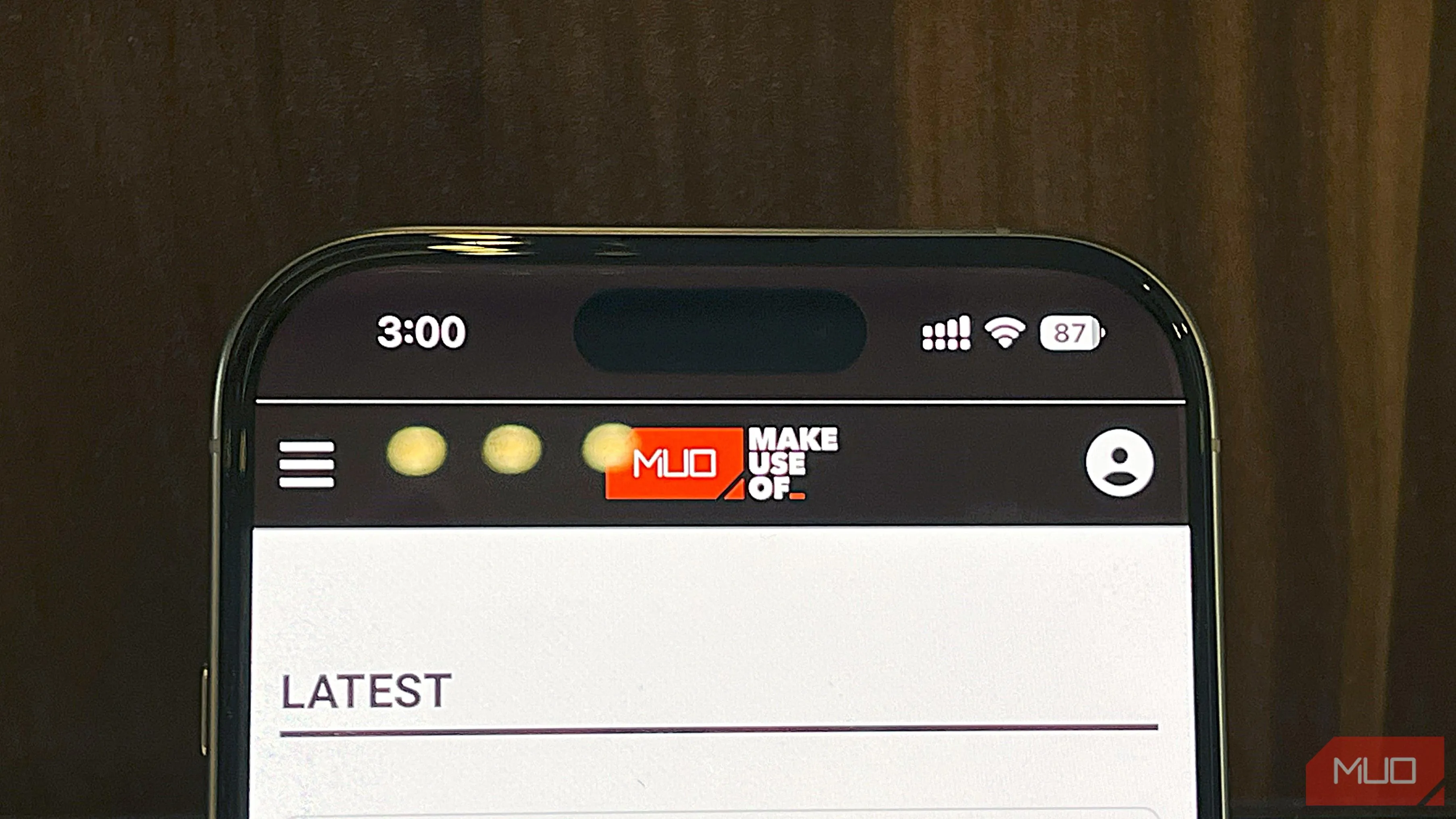 Điện thoại iPhone hiển thị trình duyệt Safari đang hoạt động, cho thấy giao diện người dùng tối ưu trên iOS