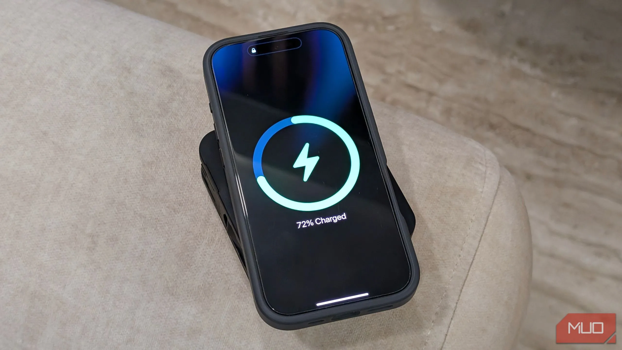 Điện thoại iPhone sạc không dây 15W bằng InfinaCore P3 Pro Qi2