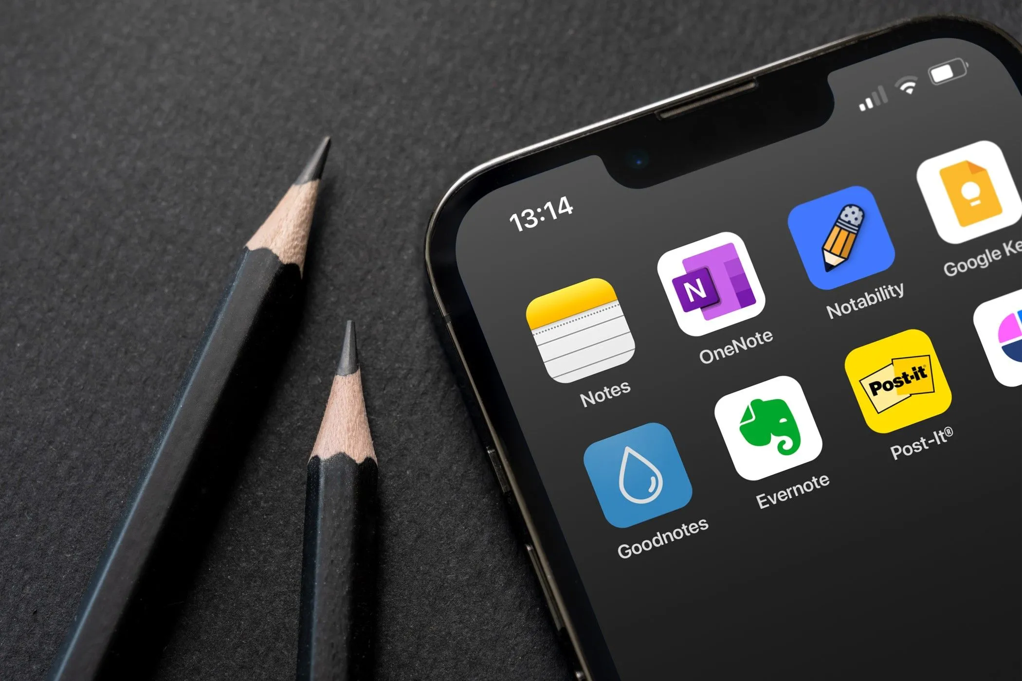 Điện thoại iPhone với các biểu tượng ứng dụng ghi chú, minh họa sự cần thiết của tính năng theo dõi nguồn trong mọi app