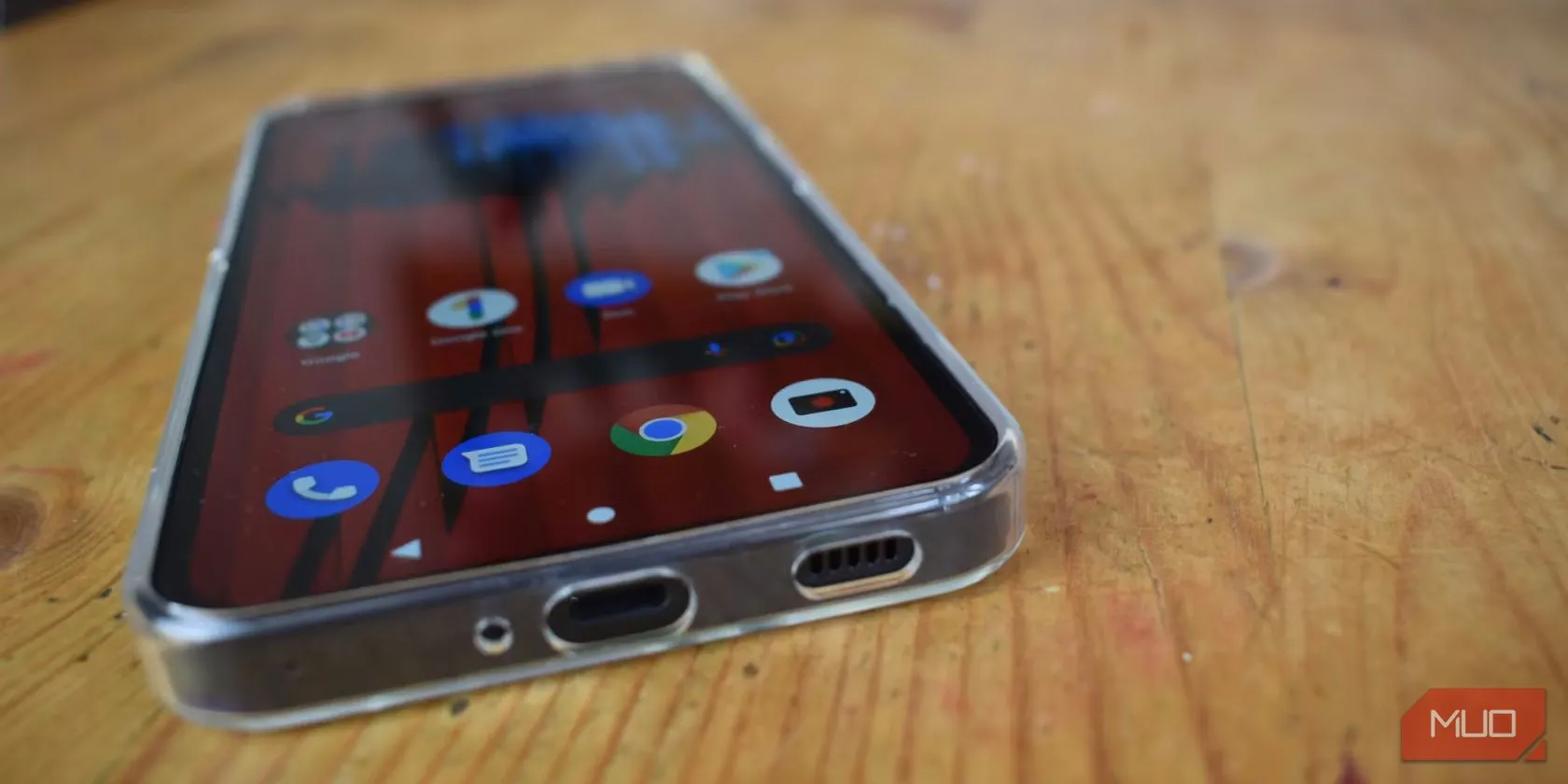 Điện thoại Nothing Phone 1 được lắp ốp lưng, cho thấy cổng sạc được bảo vệ bởi nút bịt chống bụi, nhấn mạnh tầm quan trọng của việc bảo vệ cổng kết nối.