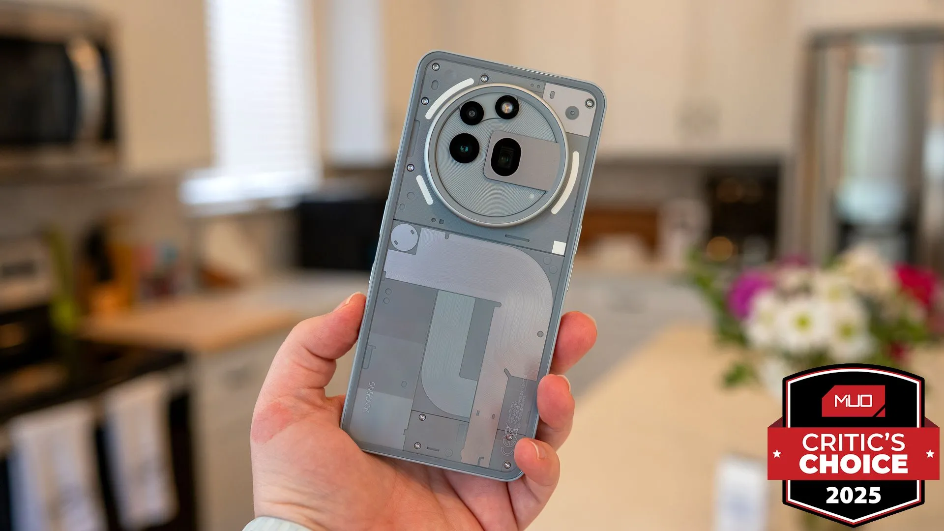 Điện thoại Nothing Phone (3a) Pro đang được cầm trên tay tại MWC 2025 với giải thưởng