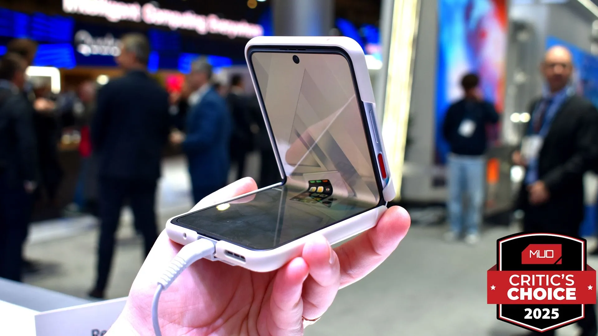 Điện thoại Nubia Flip 2 gập hờ tại MWC 2025, nổi bật nếp gập
