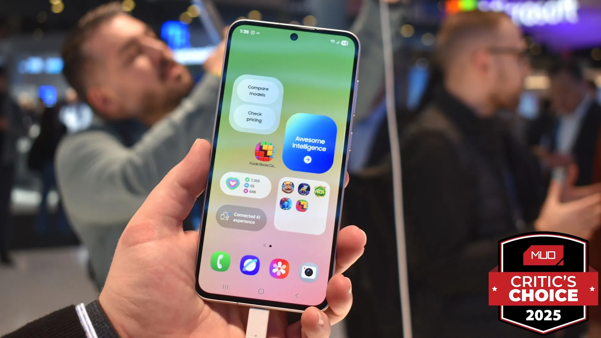 Điện thoại Samsung Galaxy A56 nhìn từ mặt trước tại MWC 2025 với giải thưởng