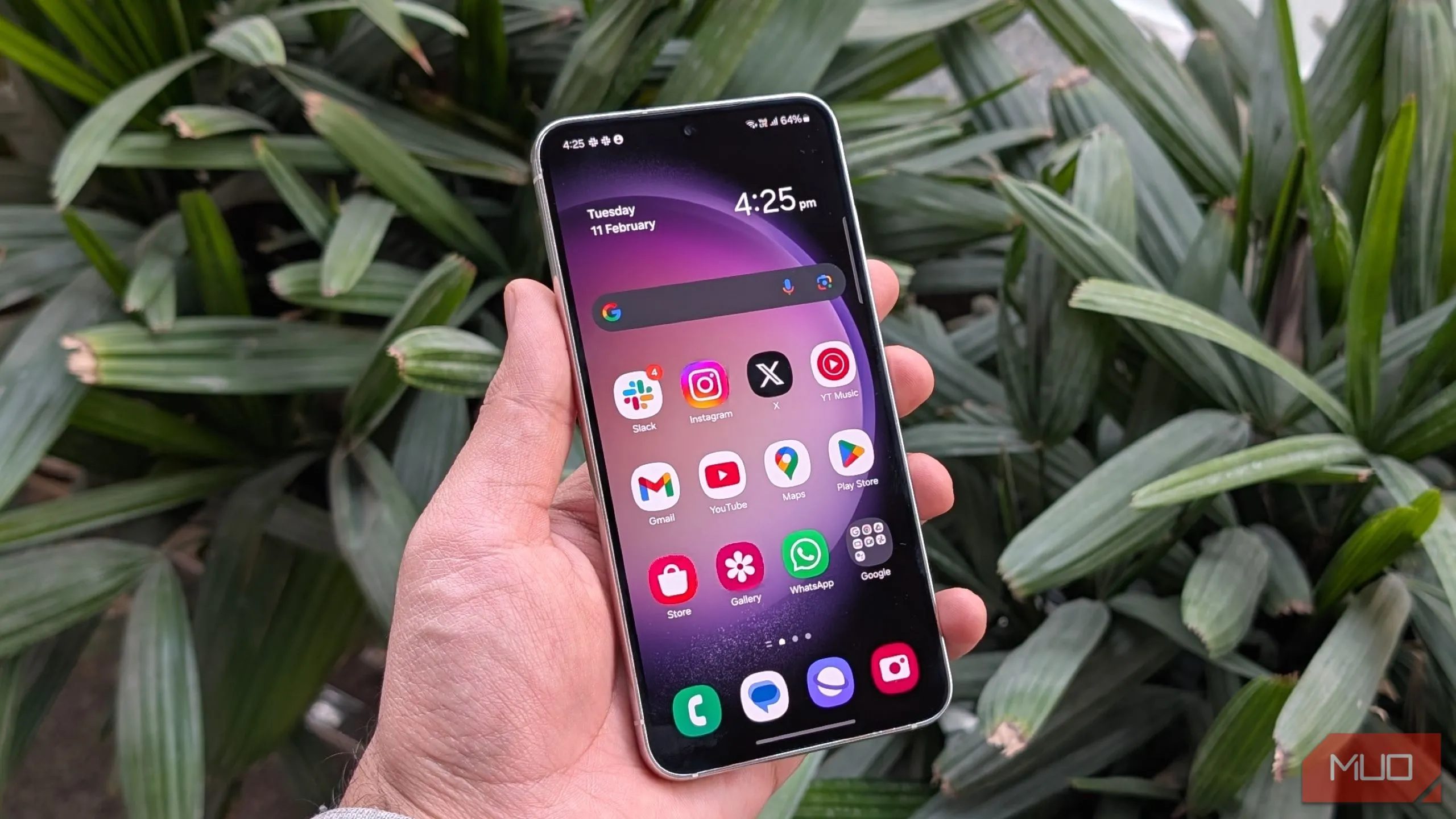 Điện thoại Samsung Galaxy S23 màu đen đặt trên bề mặt phản chiếu, làm nổi bật thiết kế thanh lịch