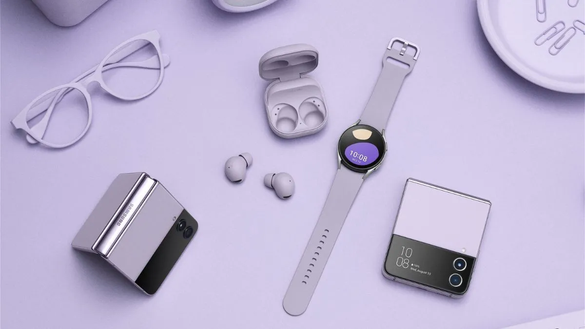 Điện thoại Samsung Galaxy Z Flip4 cùng đồng hồ Galaxy Watch5 Pro và tai nghe Galaxy Buds2 Pro, biểu tượng cho hệ sinh thái sản phẩm công nghệ tích hợp liền mạch.