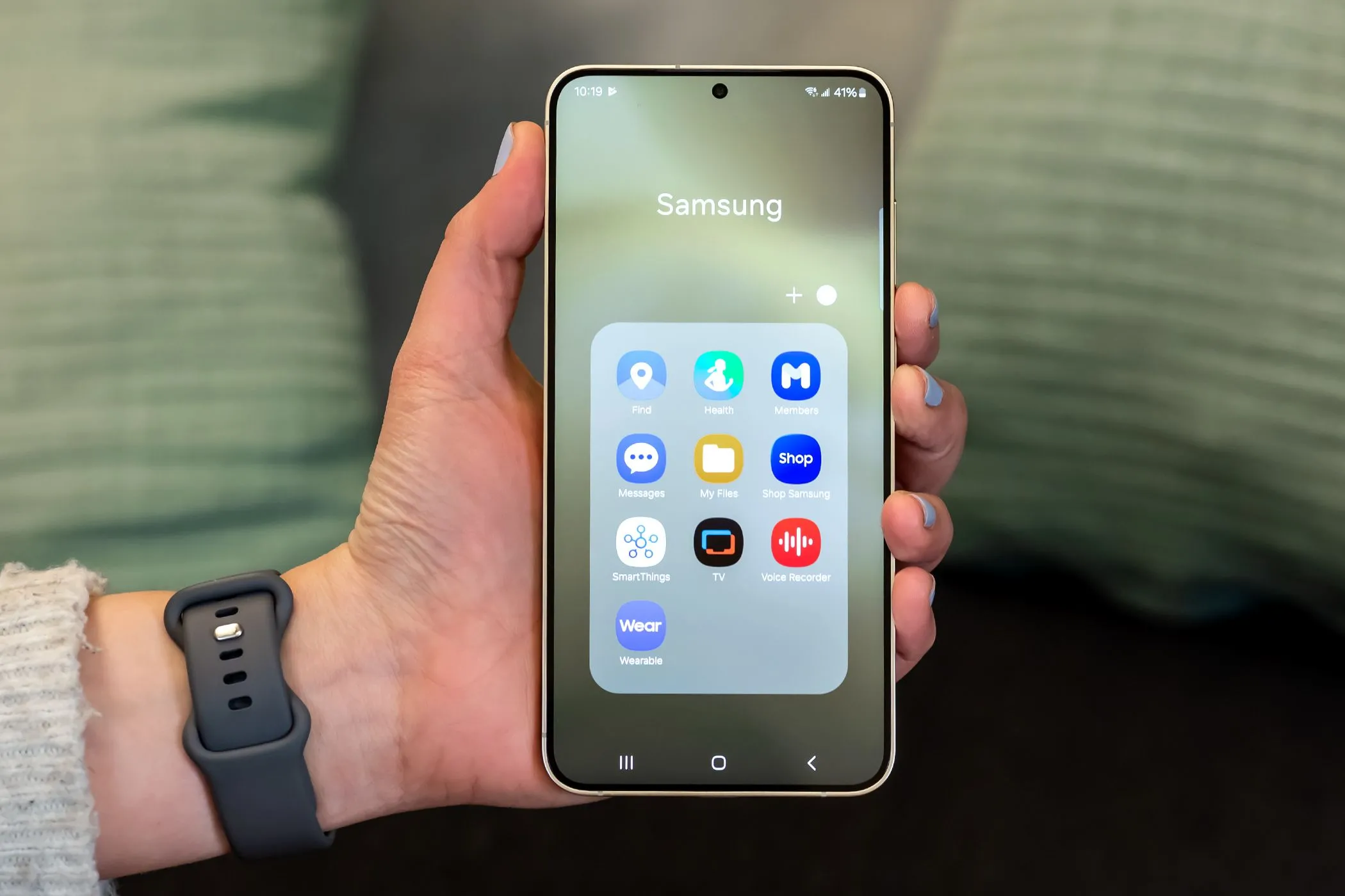 Điện thoại Samsung với các ứng dụng cài sẵn của hãng trong thư mục