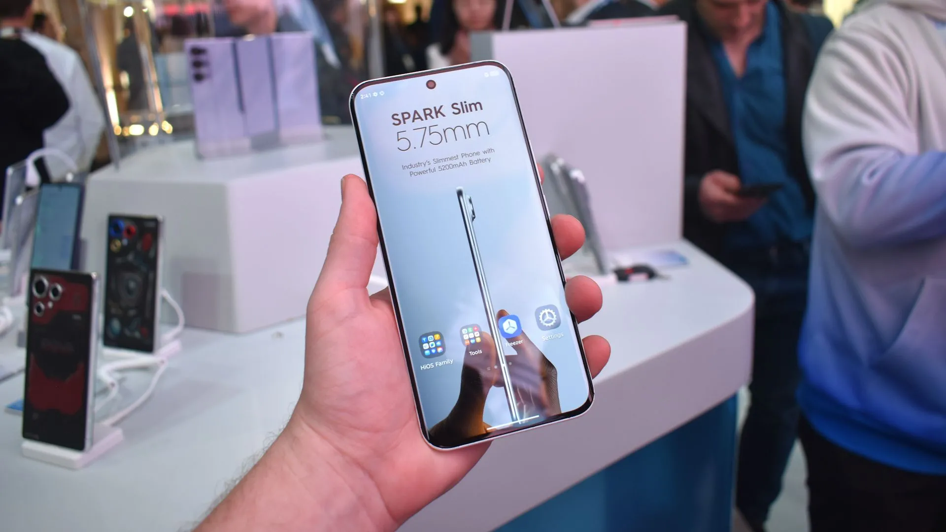 Điện thoại Tecno Spark Slim siêu mỏng tại MWC 2025, thể hiện độ mỏng ấn tượng