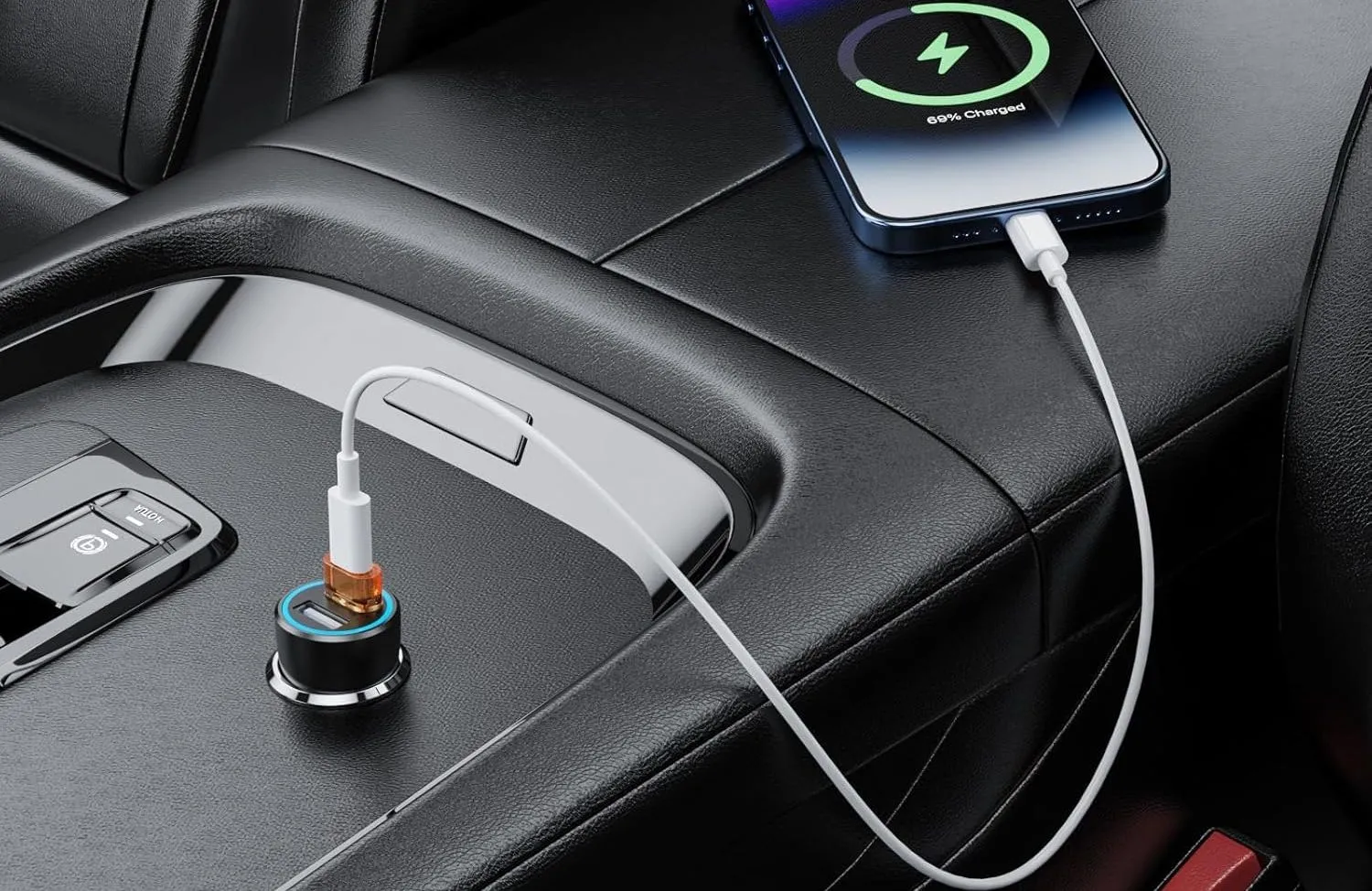 Điện thoại thông minh sạc qua cáp USB-C và bộ chuyển đổi USB-A sang USB-C cắm vào cổng sạc trên xe hơi