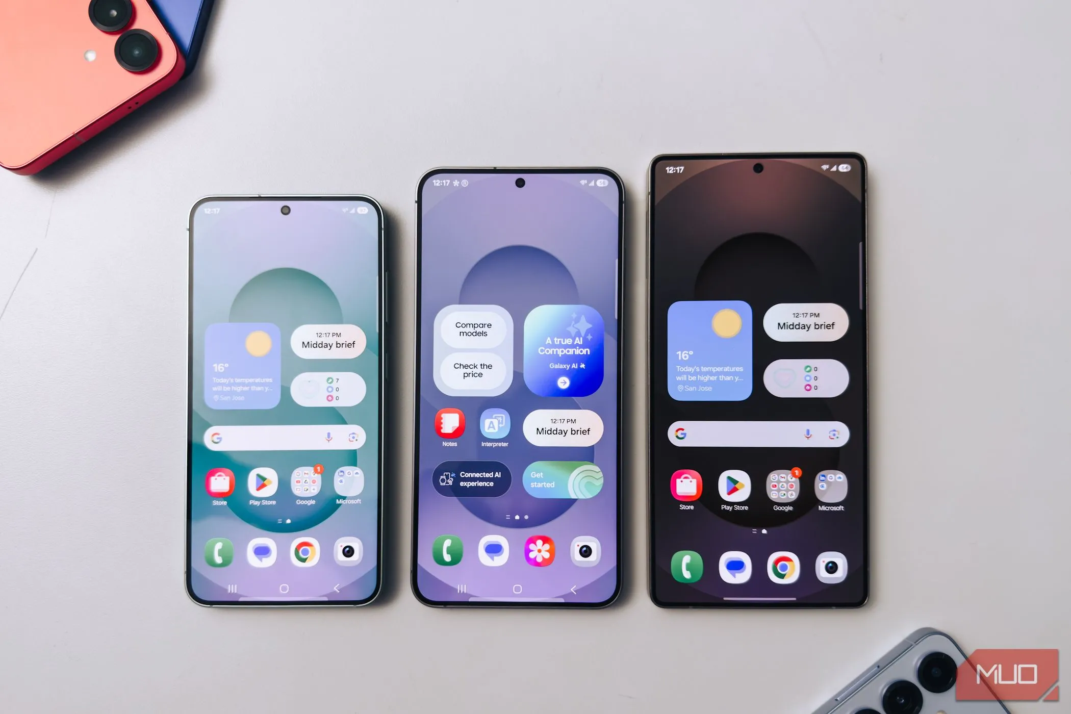 Dòng điện thoại Samsung Galaxy S25 đặt trên bàn trắng, thể hiện sự ổn định và nhất quán trong thiết kế phần cứng của các smartphone flagship.