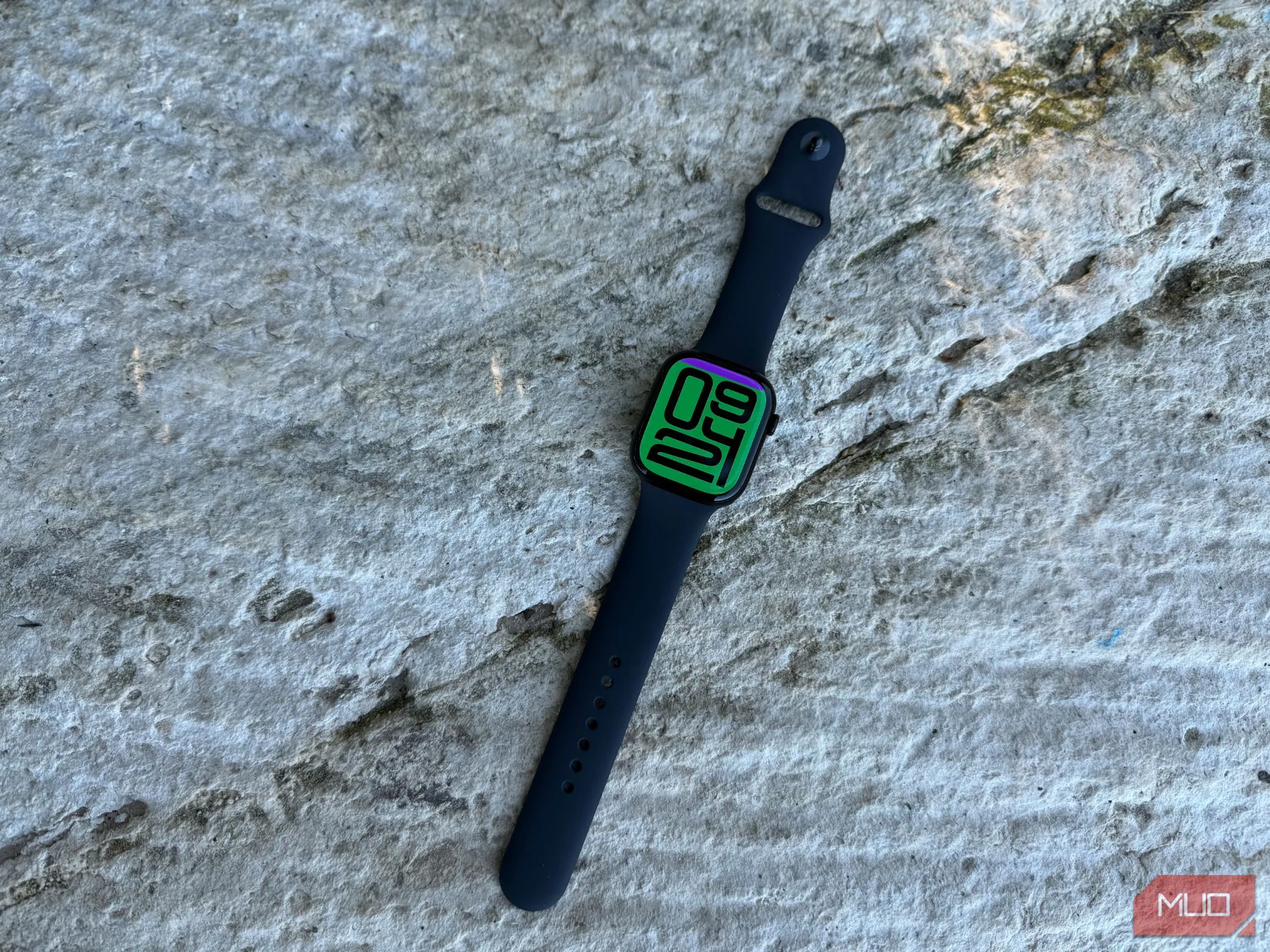 Đồng hồ thông minh Apple Watch Series 10 hiển thị giao diện Flux màu xanh trên màn hình lớn