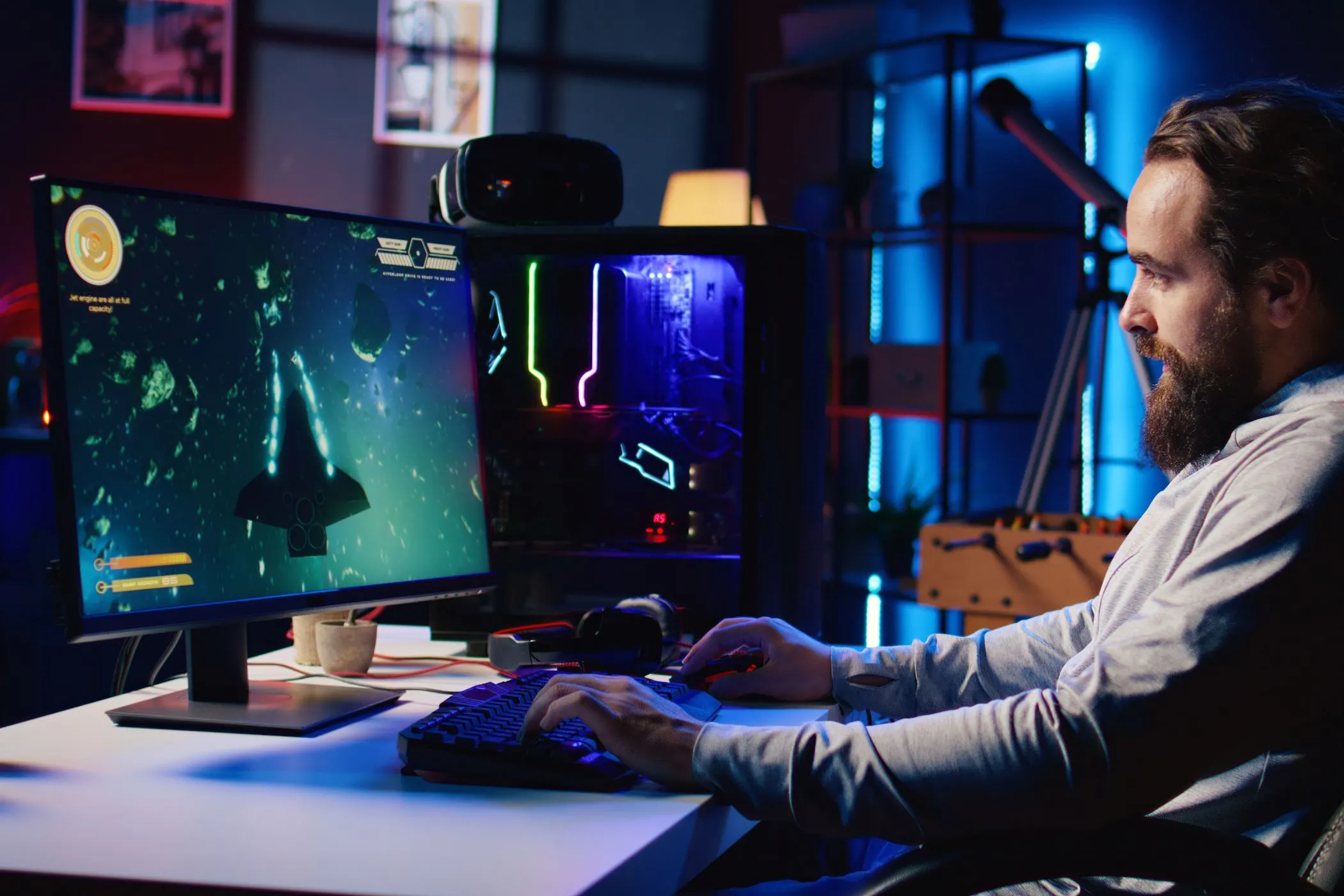 Game thủ chơi game trên máy tính để bàn, tận hưởng kết nối Ethernet ổn định giảm độ trễ và lag