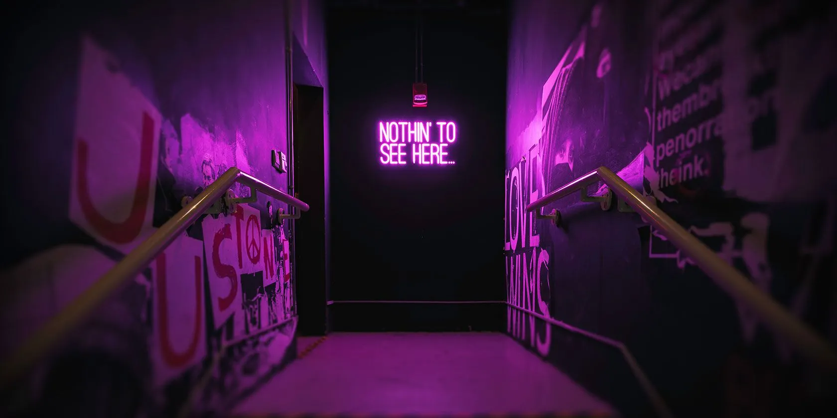 Ghi chú tránh dark web biểu tượng cho sự cảnh báo rủi ro