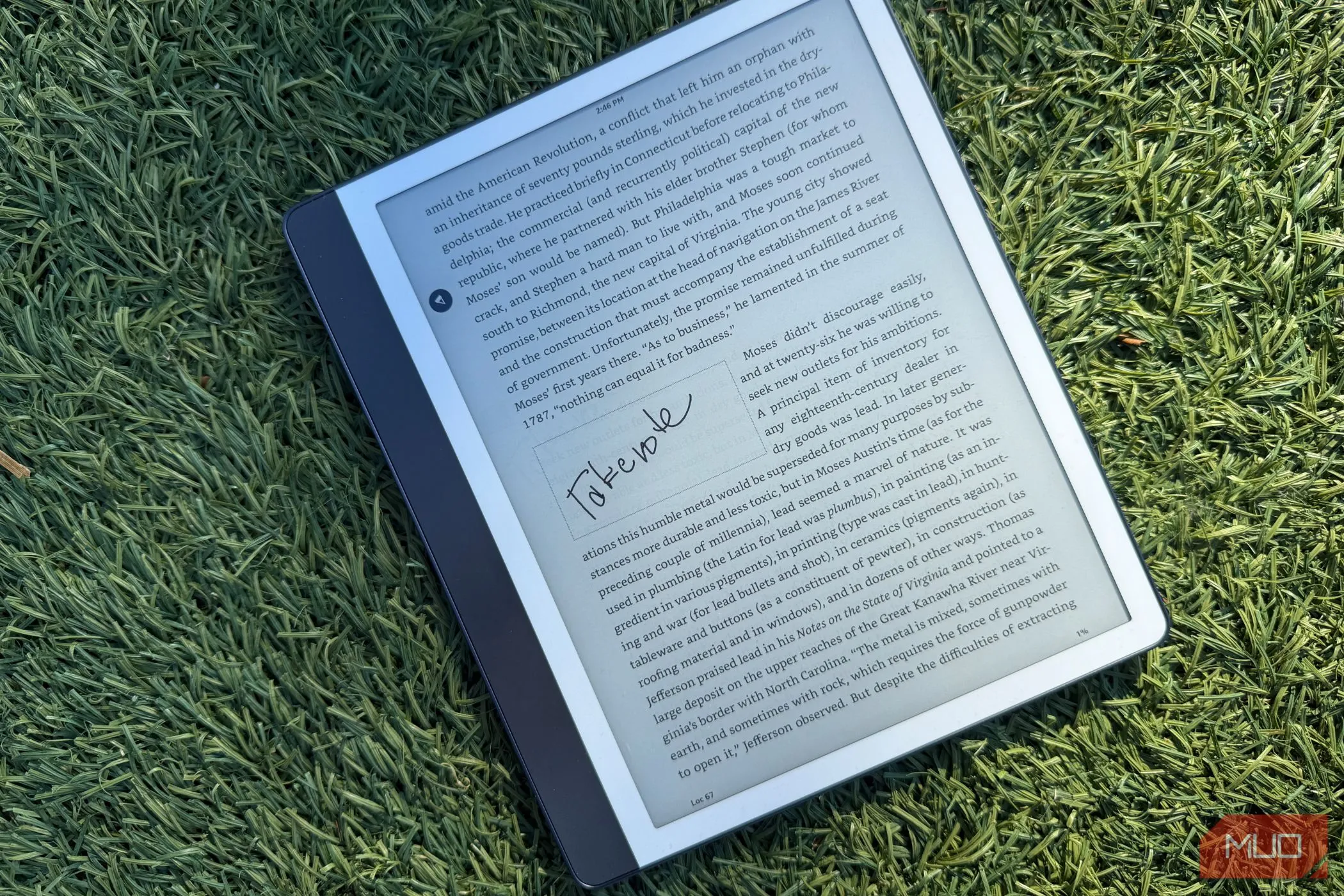 Ghi chú trực tiếp trên trang sách bằng bút cảm ứng trên Kindle Scribe