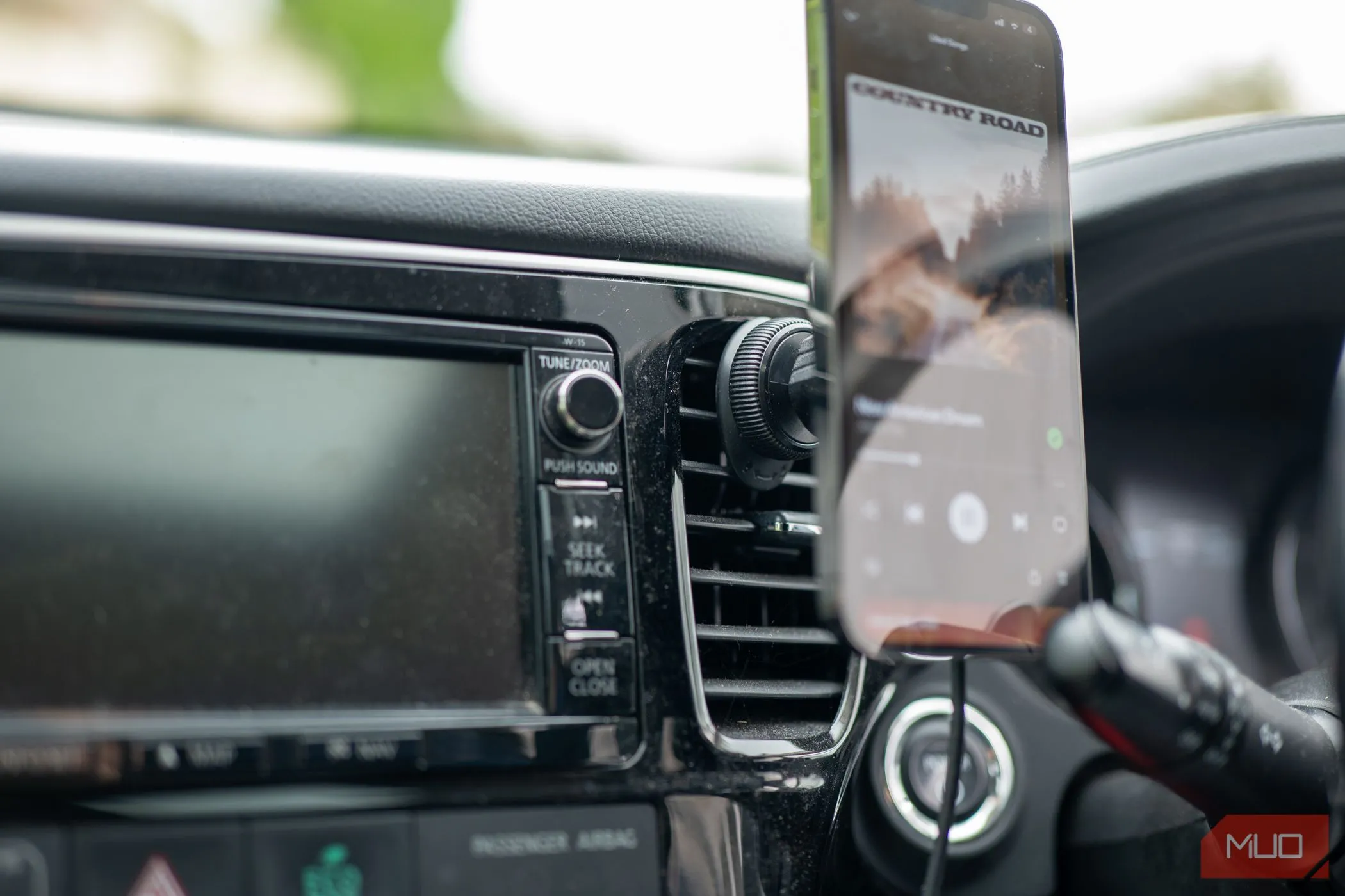Giá đỡ điện thoại Pitaka EZMag Car Mount Pro 2 gắn trong xe ô tô