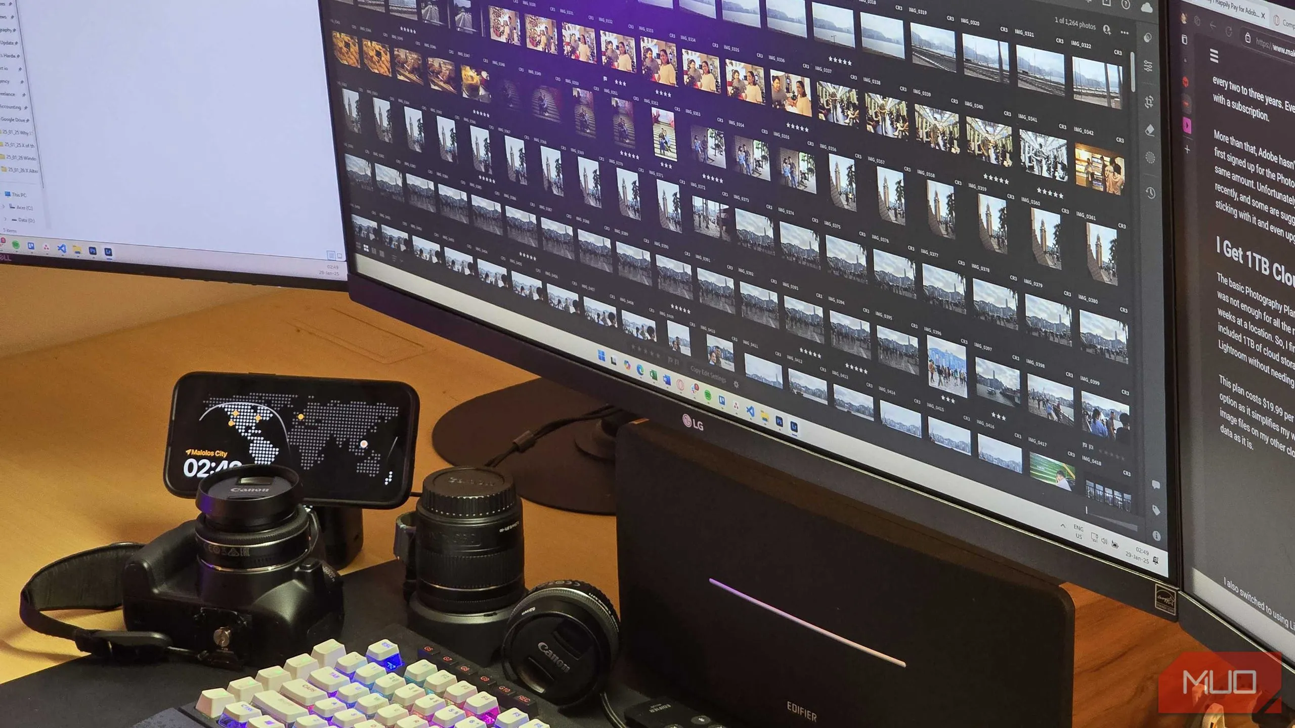 Giao diện Adobe Lightroom hiển thị thư viện ảnh trên màn hình máy tính, với thiết bị nhiếp ảnh ở phía trước, minh họa khả năng quản lý và chỉnh sửa ảnh trên đám mây.