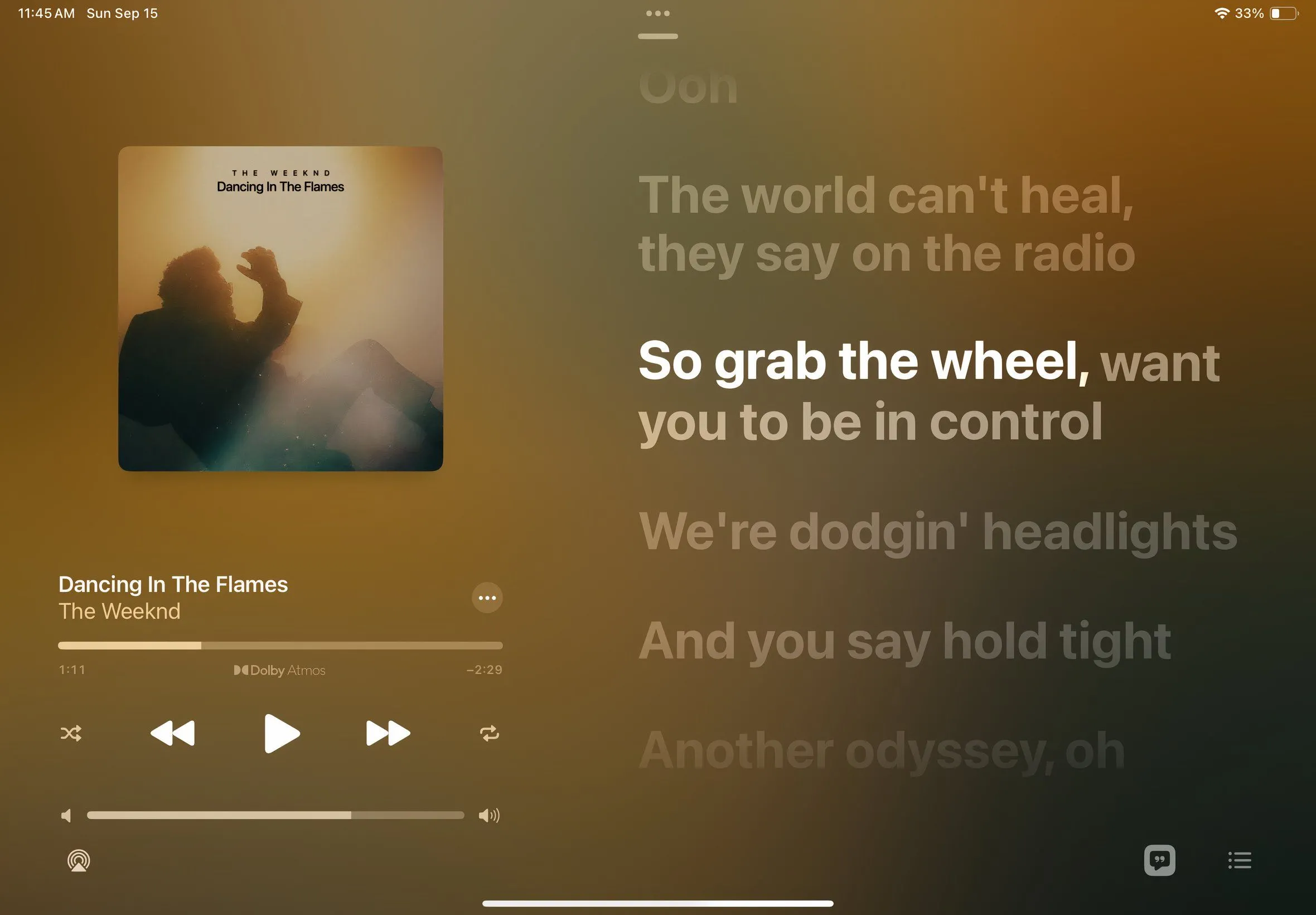 Giao diện Apple Music Sing hiển thị lời bài hát theo thời gian thực, cho phép người dùng hát karaoke.