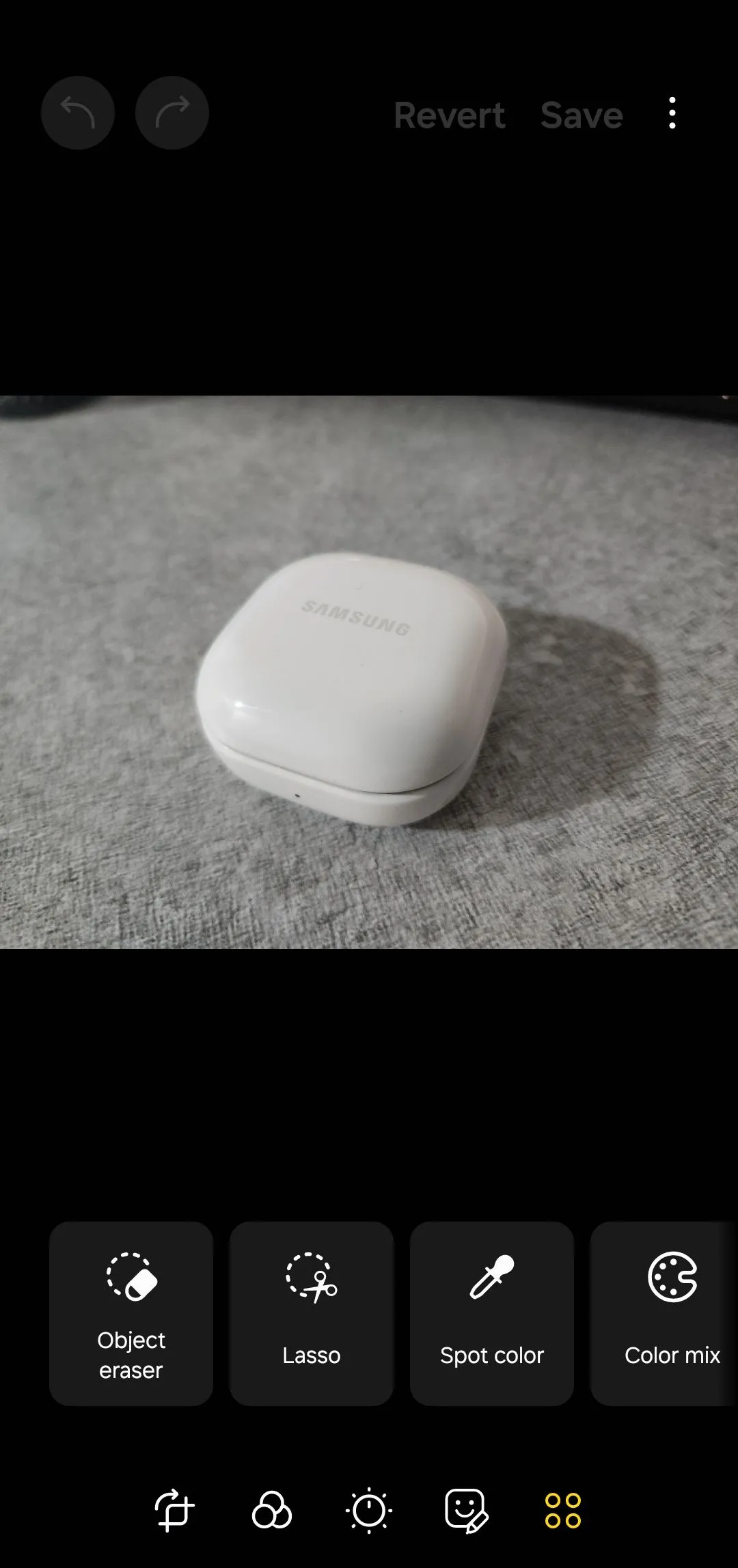 Giao diện chỉnh sửa ảnh chuyên nghiệp trong Bộ sưu tập Samsung, với các công cụ như xóa bóng và phản chiếu