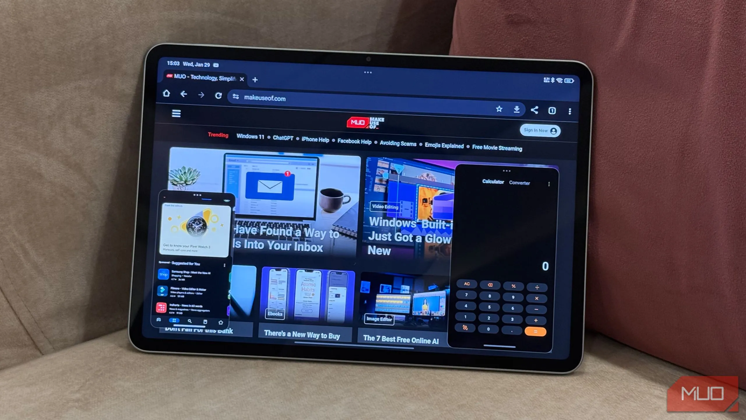 Giao diện đa nhiệm trên máy tính bảng Android Xiaomi Pad 7, với một ứng dụng chạy chia đôi màn hình và một cửa sổ nổi linh hoạt, thể hiện khả năng làm việc hiệu quả.