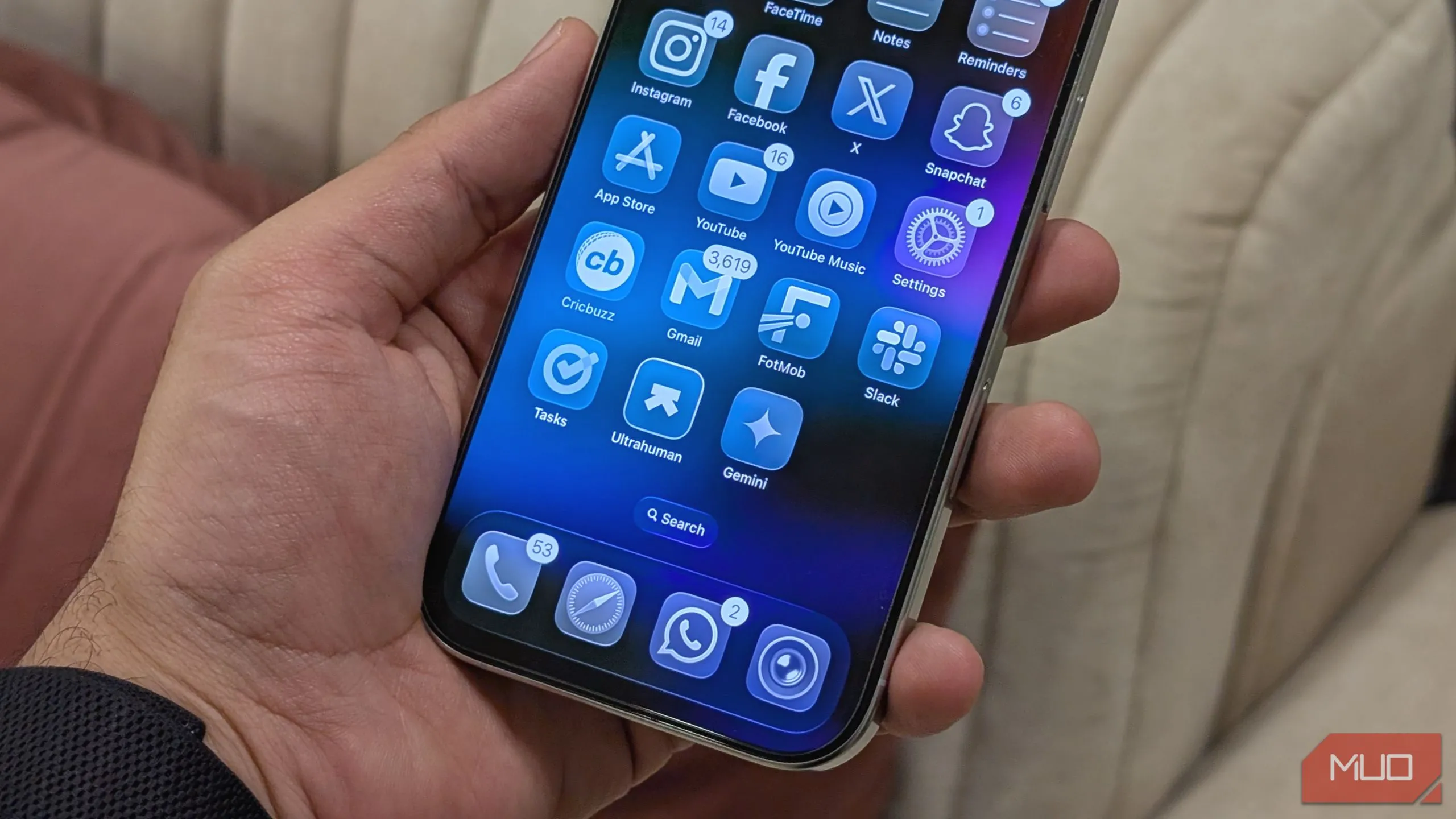 Giao diện &quot;Liquid Glass&quot; mới trên màn hình chính iOS 26, thể hiện thiết kế được cập nhật cho tất cả iPhone hỗ trợ.