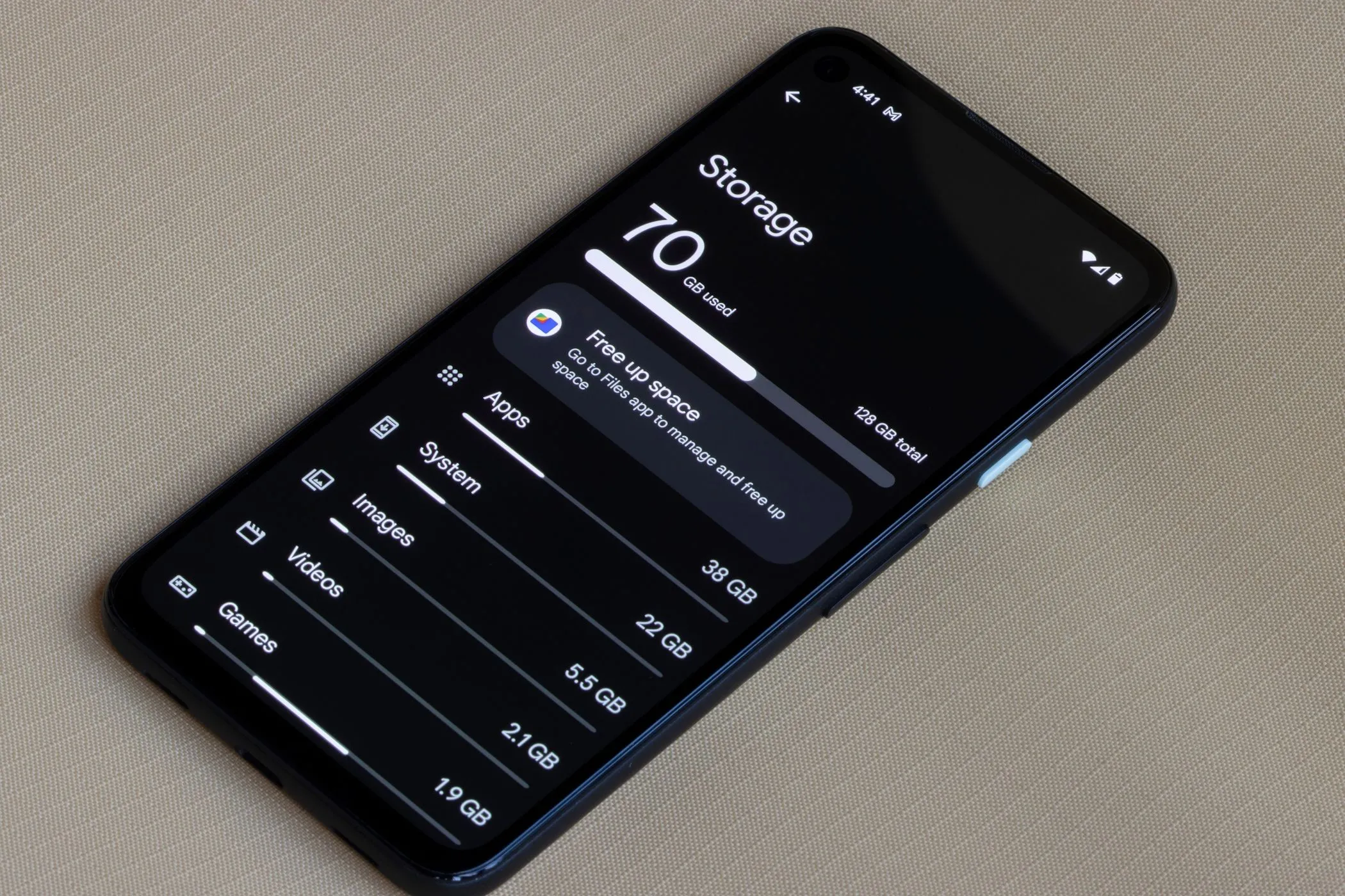 Giao diện menu cài đặt lưu trữ trên điện thoại Android, cho thấy dung lượng đã sử dụng và còn trống, minh họa tầm quan trọng của việc giải phóng không gian lưu trữ.