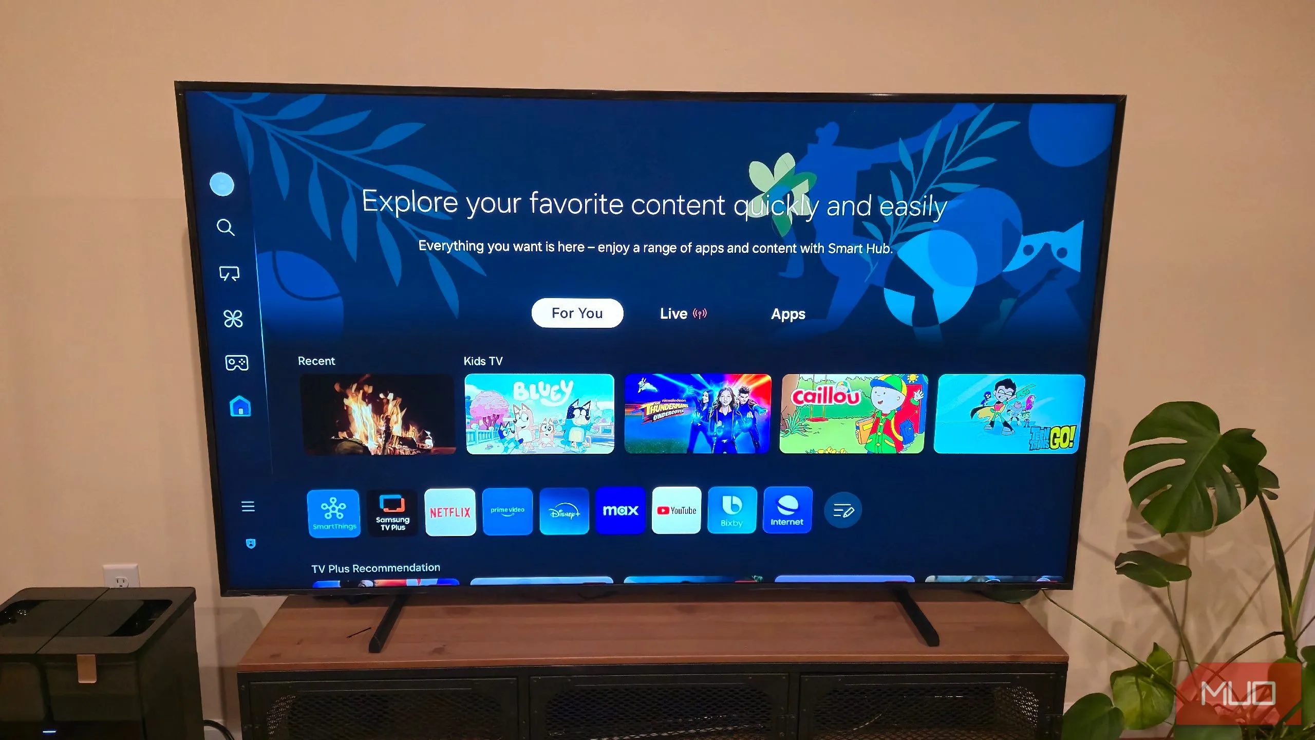 Giao diện người dùng One UI trên Smart TV Samsung Frame hiển thị các biểu tượng ứng dụng