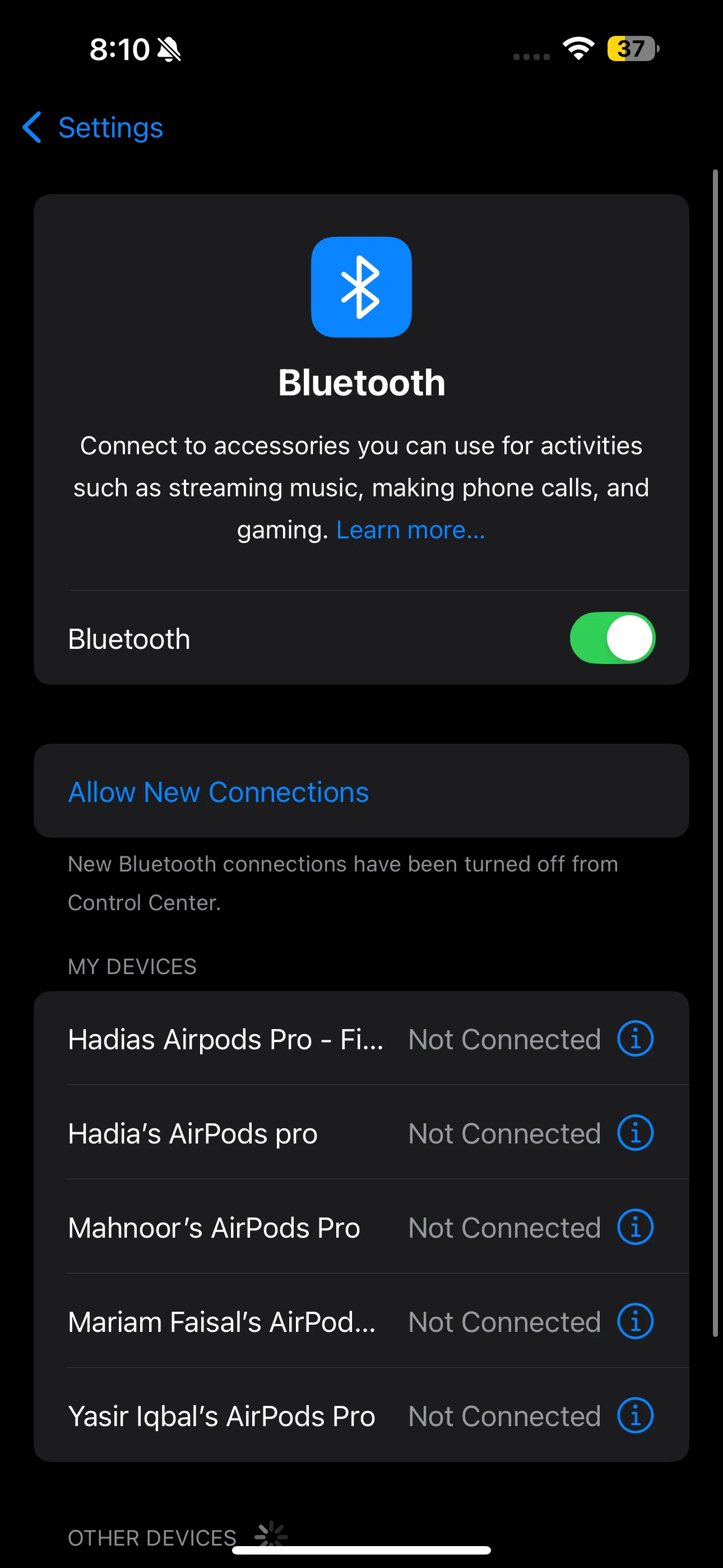 Giao diện phần Bluetooth trong ứng dụng Cài đặt của iOS, hiển thị danh sách các thiết bị đã kết nối và tùy chọn xem thông tin AirPods.