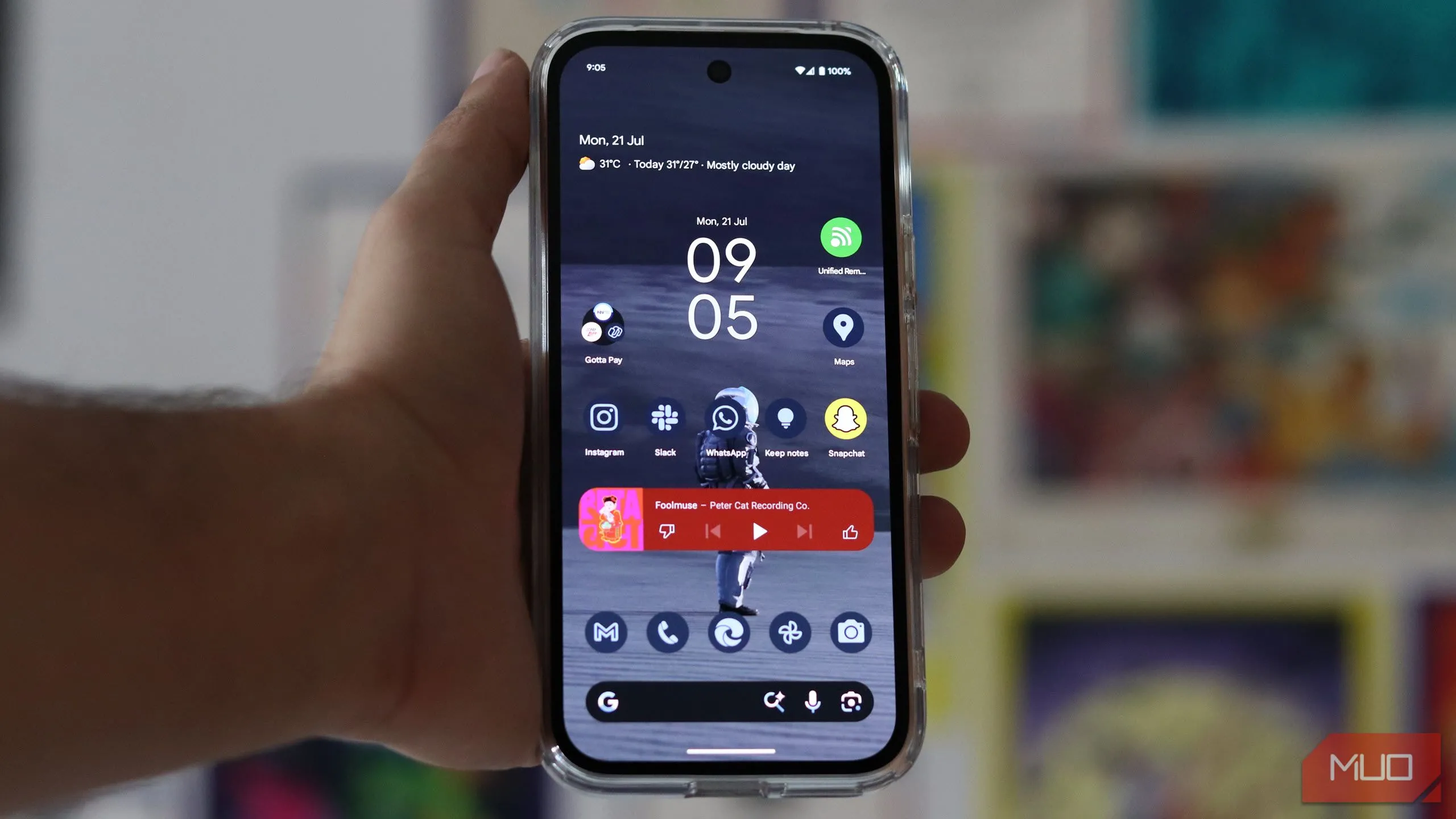 Giao diện Pixel Launcher trên Pixel 9a với widget At a Glance và biểu tượng ứng dụng