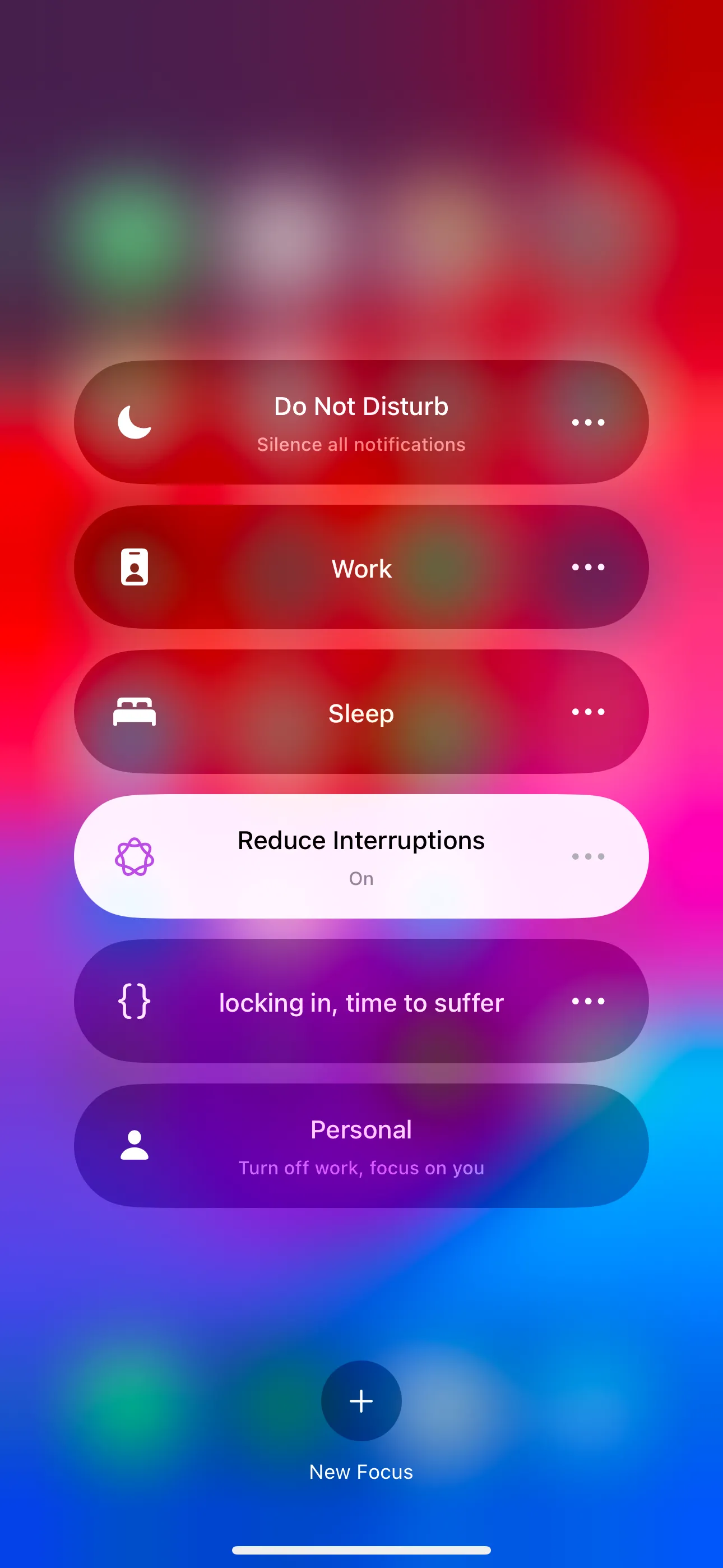 Giao diện Trung tâm điều khiển trên iPhone hiển thị các tùy chọn Chế độ Tập trung (Focus Mode), bao gồm 'Giảm Gián Đoạn' (Reduce Interruptions).