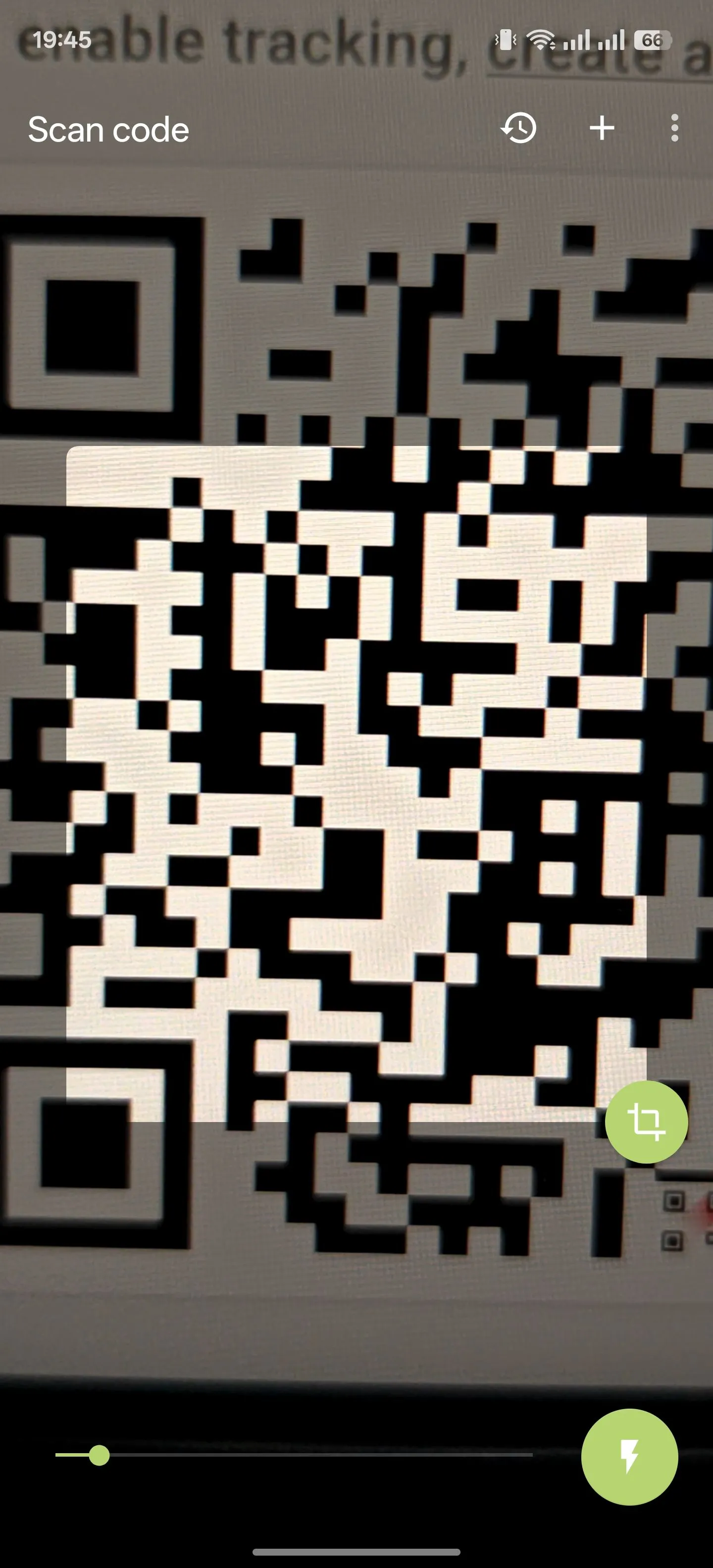 Giao diện ứng dụng BinaryEye trên Android đang thực hiện quét mã QR, hiển thị khung quét và các tùy chọn.