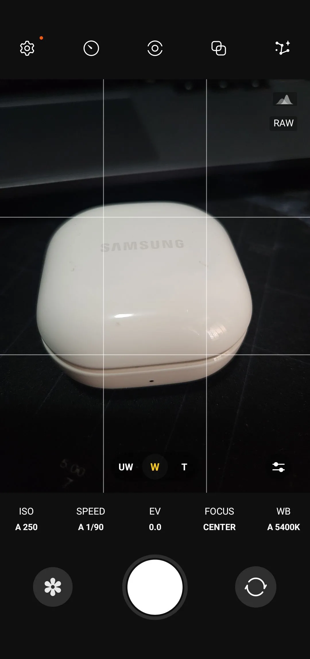 Giao diện ứng dụng chụp ảnh Expert RAW trên điện thoại Samsung